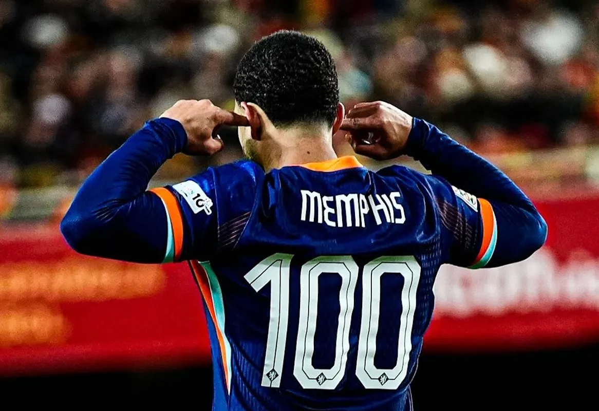 Noa Lang verrast Memphis Depay met opvallend cadeau na 100e interland