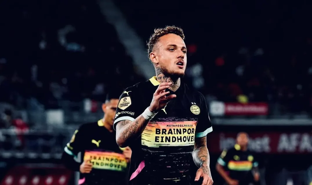 Noa Lang gooit olie op het vuur en plaatst foto met Ajax shirt op Instagram