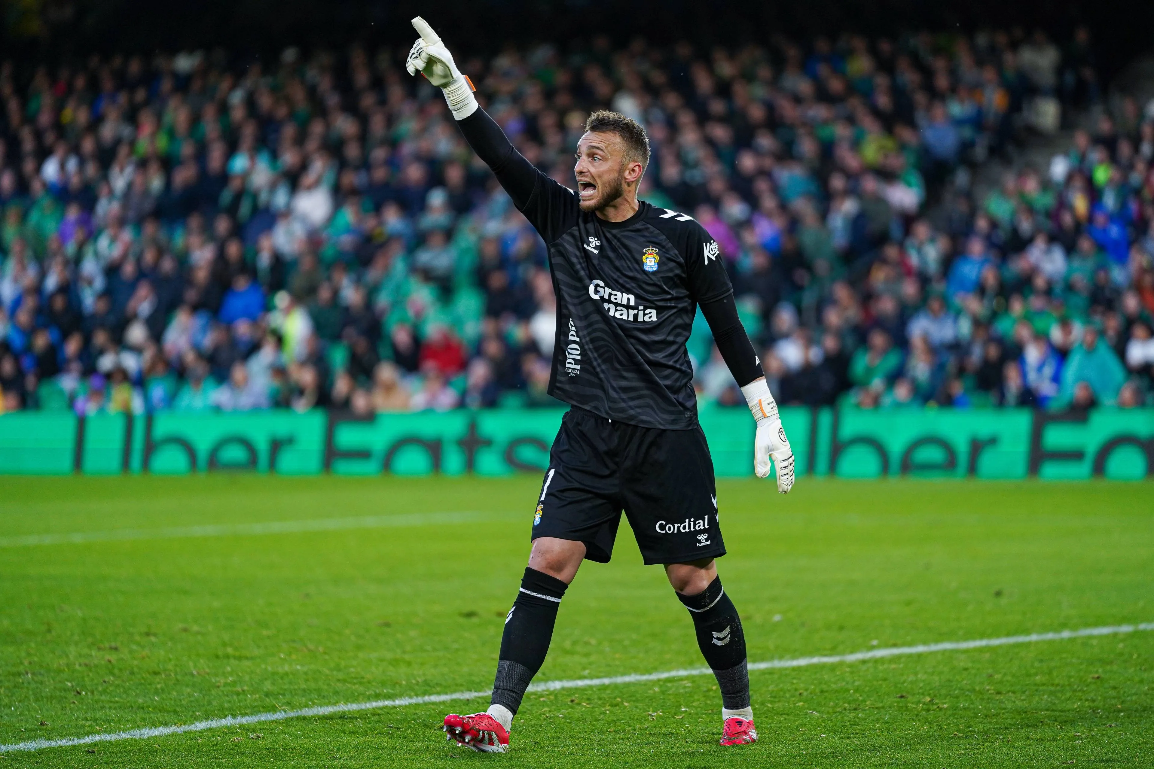 Jasper Cillessen geopereerd aan geperforeerde darm na pijnlijke botsing tijdens wedstrijd