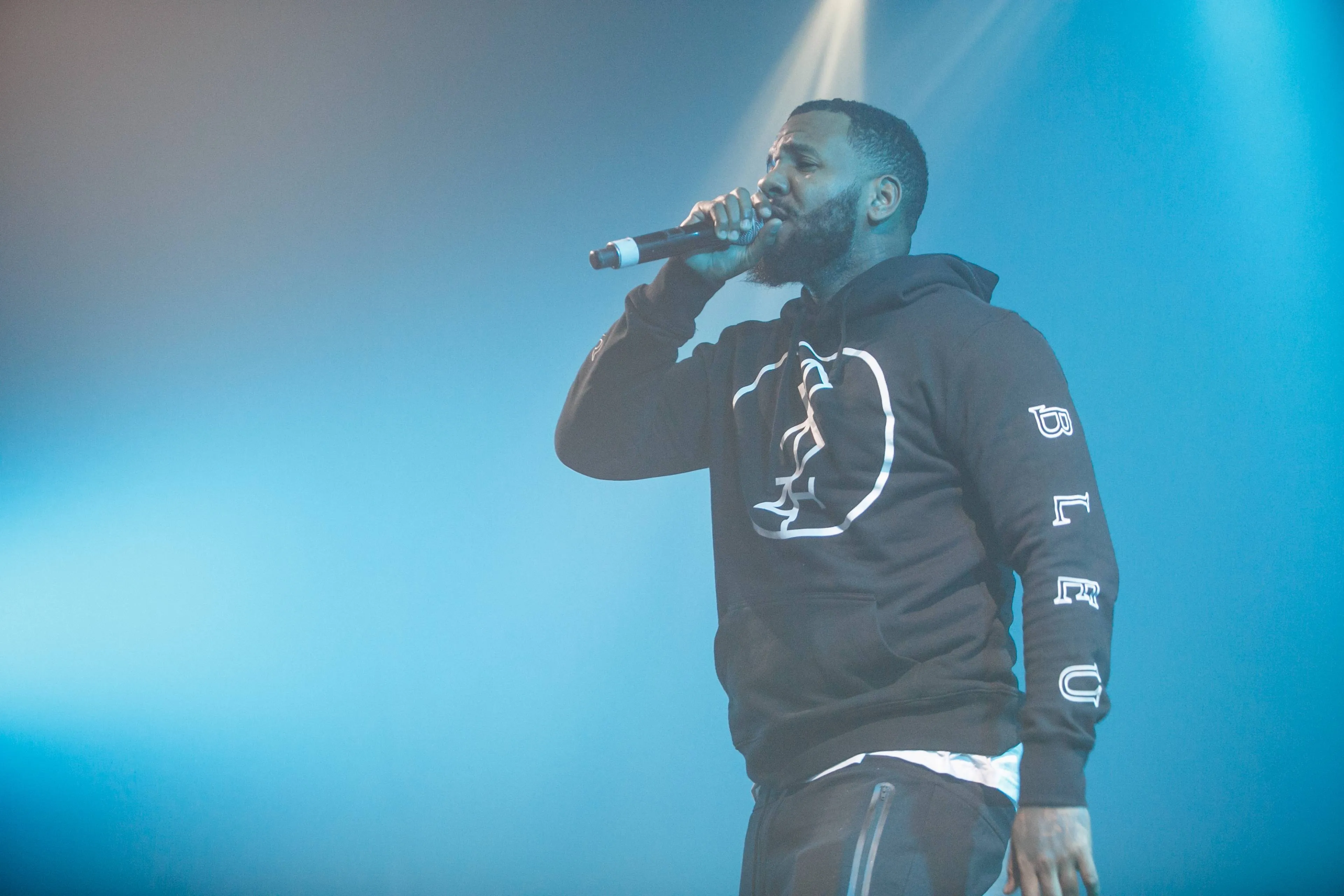 The Game daagt ‘fan’ uit op het podium, maar zingt een toontje lager als de man tegenover hem staat: “I forgive you”