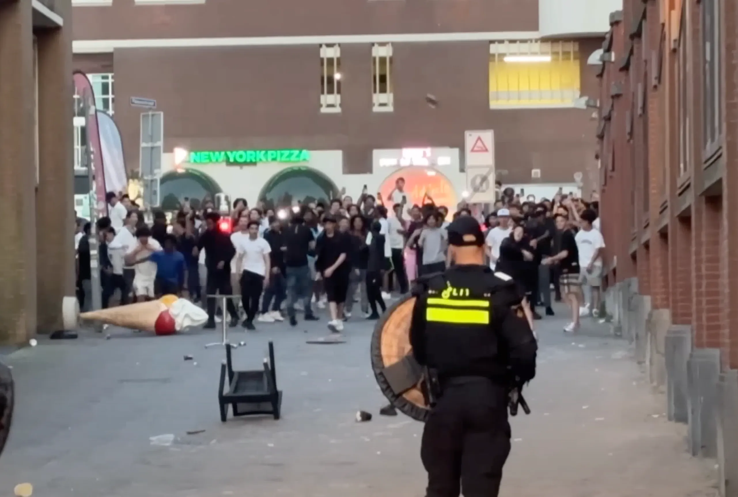 ME moet opnieuw ingrijpen in Scheveningen na rellen, politie bekogeld door honderden jongeren