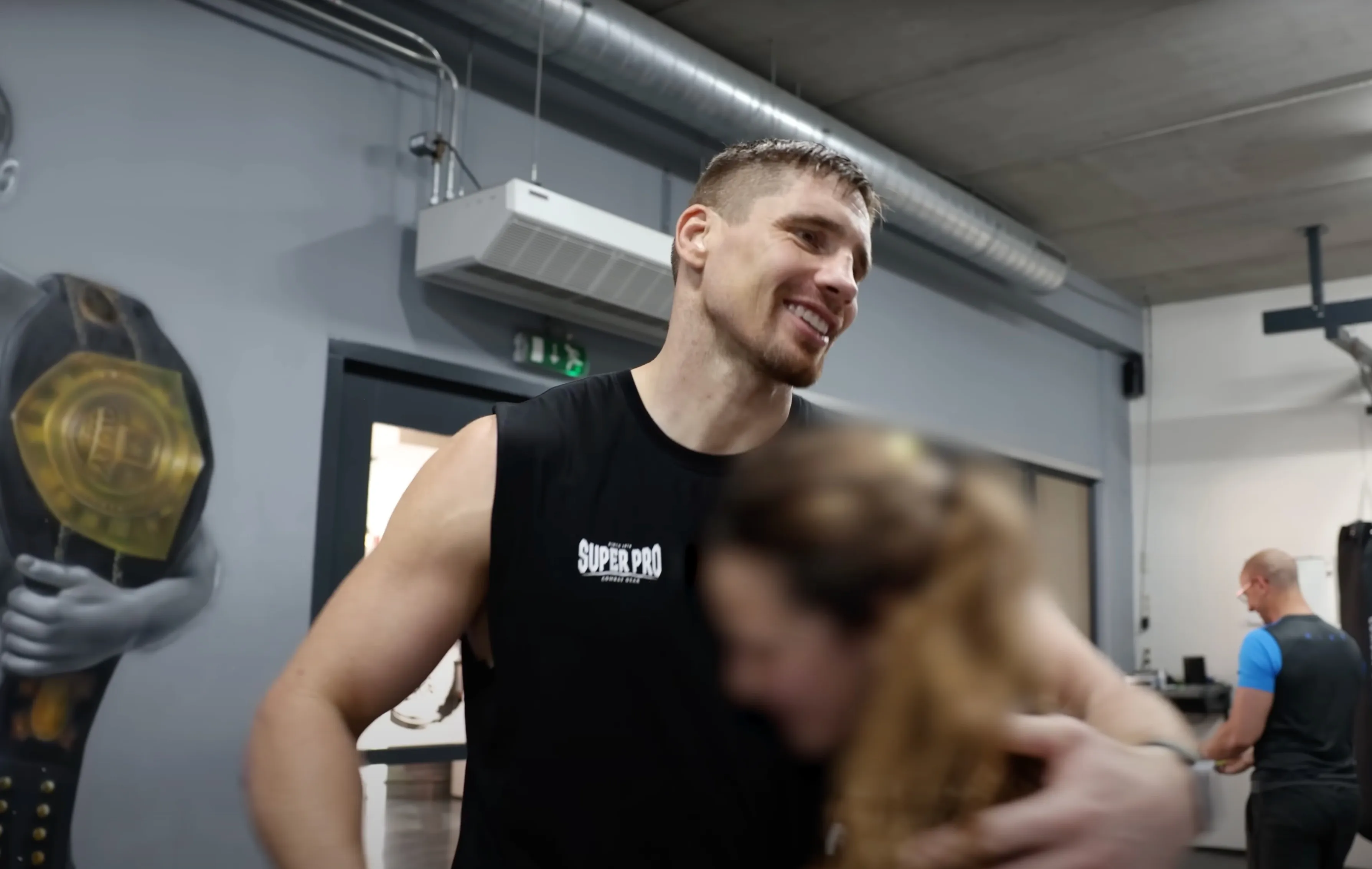 Rico Verhoeven leert zijn dochter de fijne kneepjes van het kickboksen met intense training richting Glory 100