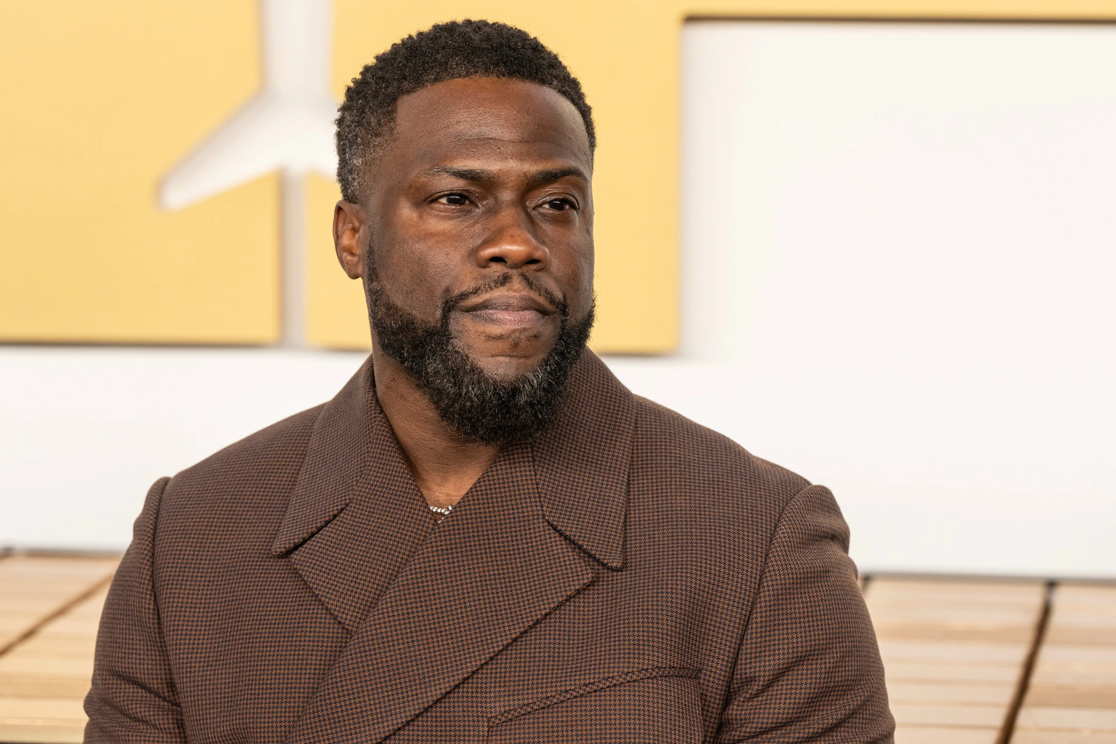 Kevin Hart roast Diddy en Kanye West meedogenloos tijdens BET Awards 2025
