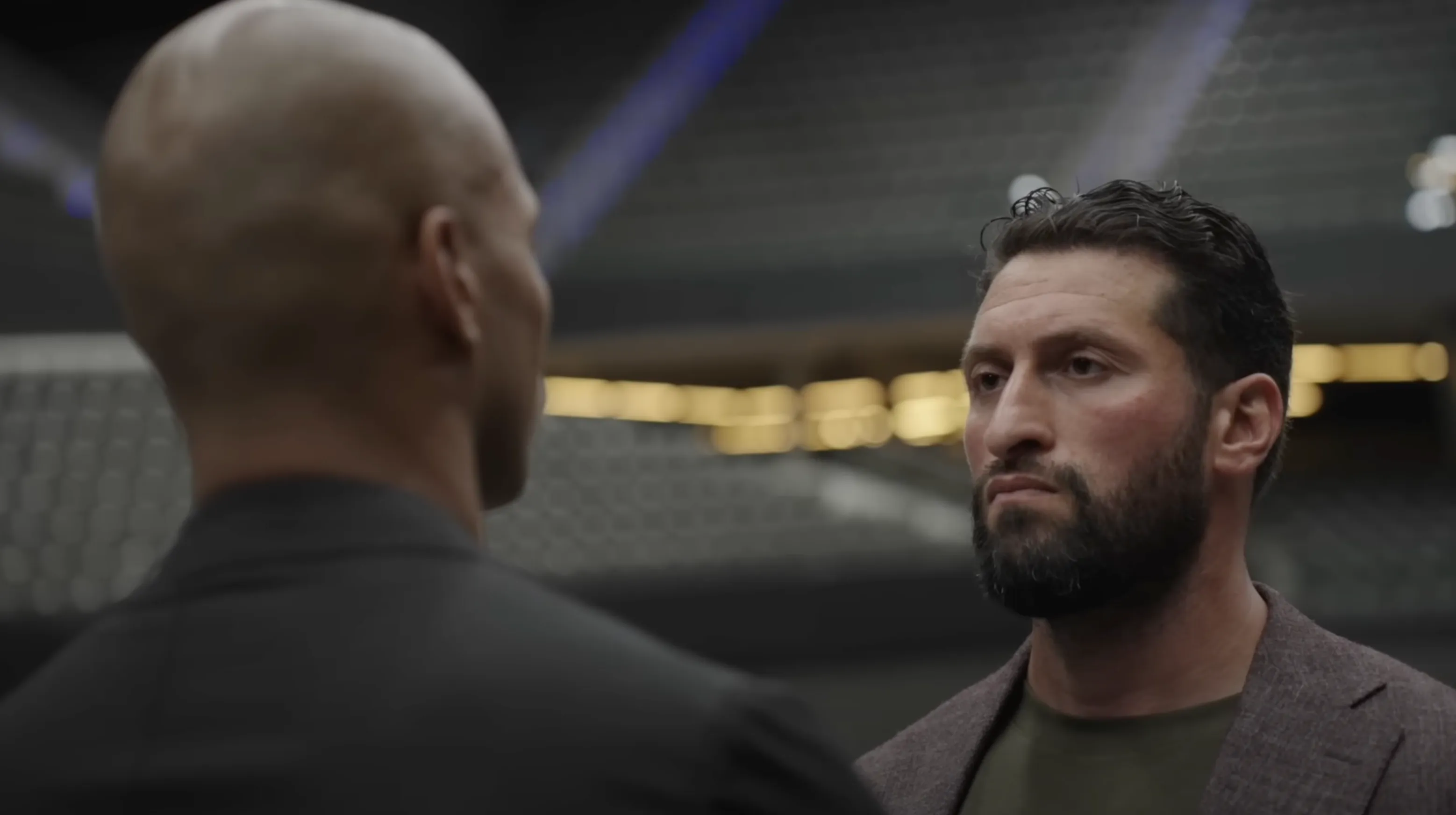 Staredown in aanloop naar Glory 103 loopt uit de hand als Levi Rigters Jamal Ben Saddik bij zijn nek vastpakt
