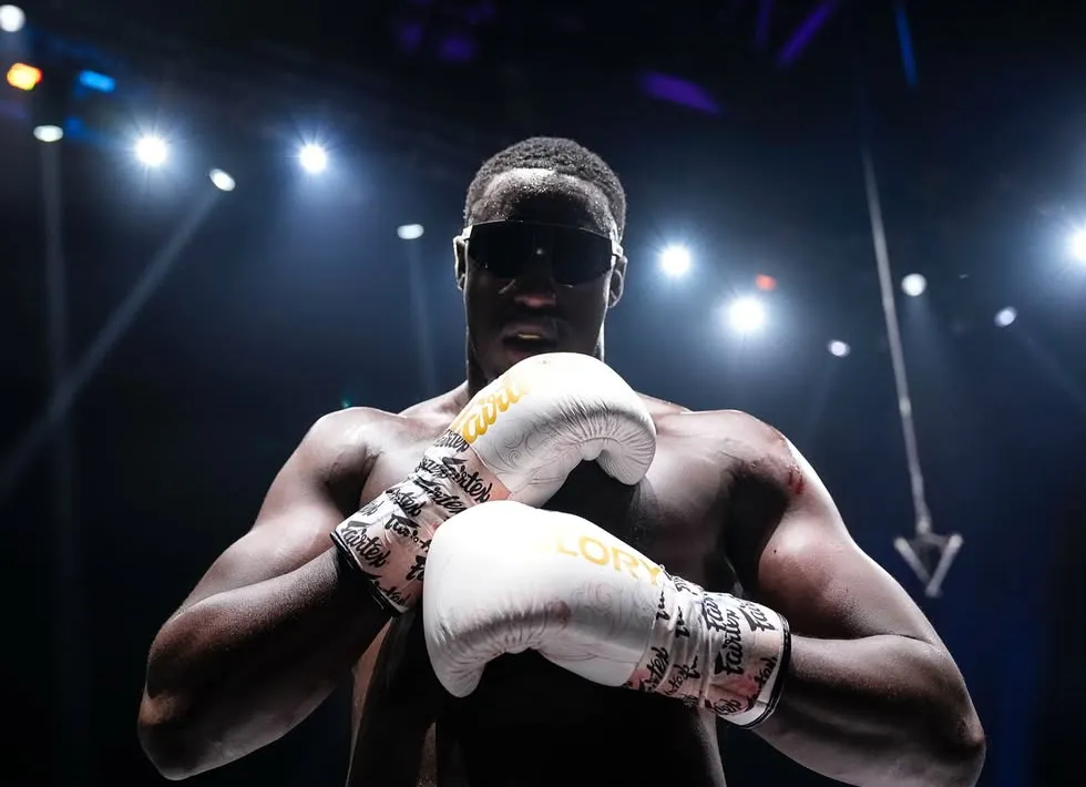 Mory Kromah ziet zichzelf als de verlosser die van Rico Verhoeven de wereldtitel afneemt: "Ik heb honger"