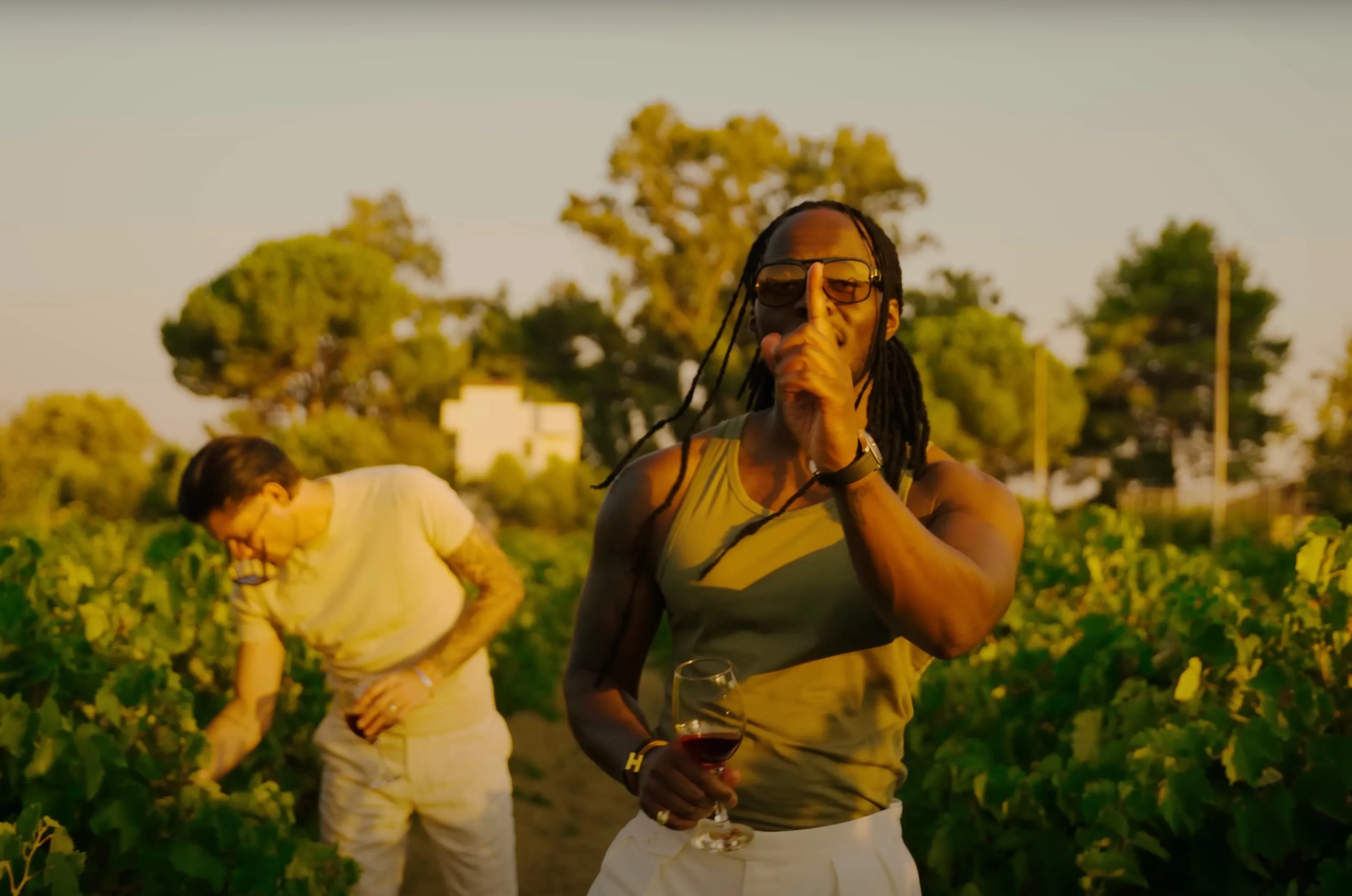 Eves Laurent dropt video voor 'Wijngaard Convo's & DMX'