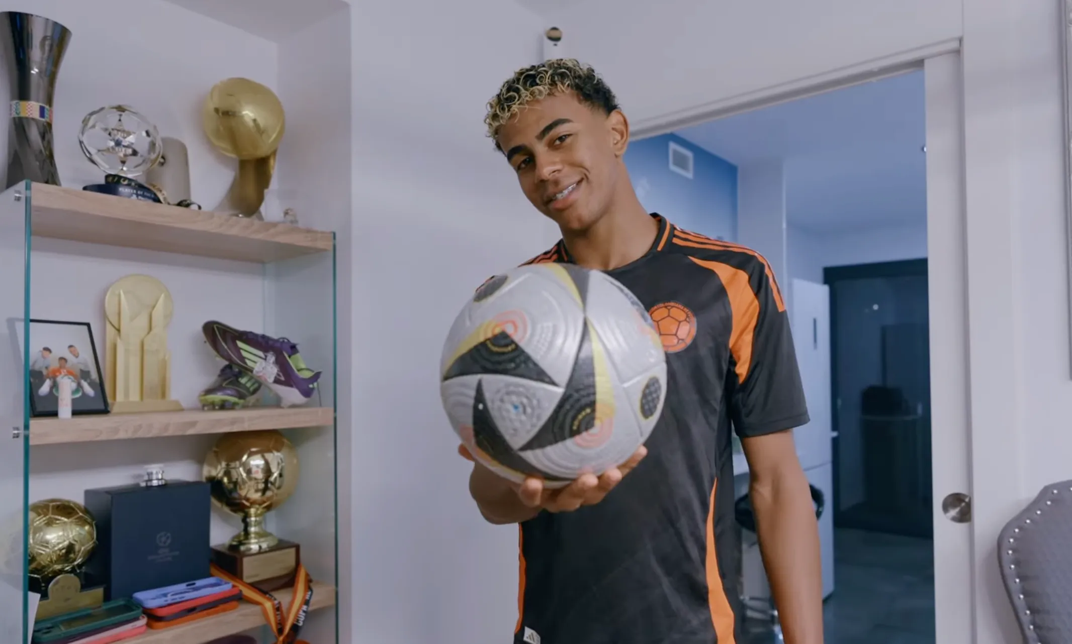 Lamine Yamal lanceert nieuw YouTube kanaal en maakt special gebaar naar voetballer van Bayern München