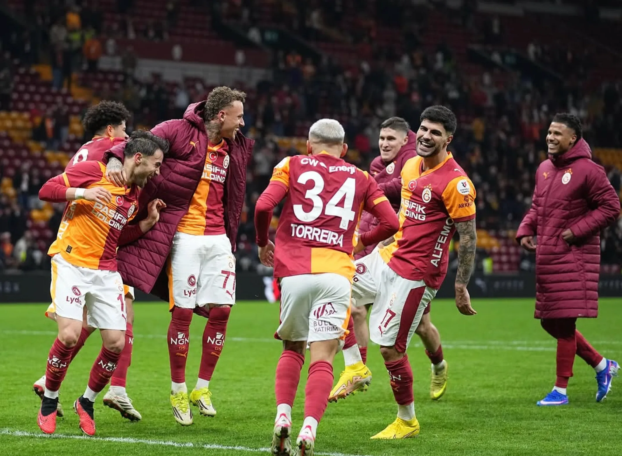 Noa Lang door Turkse fans op prachtige wijze ontvangen na debuut bij Galatasaray