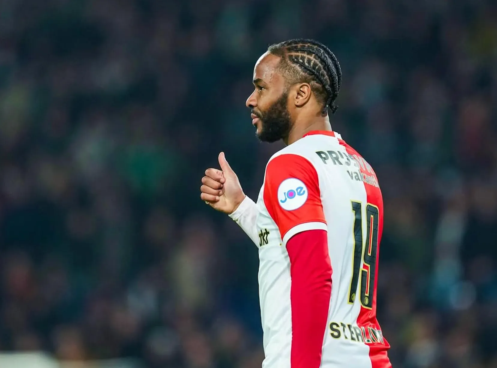 Beelden van Feyenoord-debuut Raheem Sterling gaan de wereld over en voetbalfans zijn het met elkaar eens