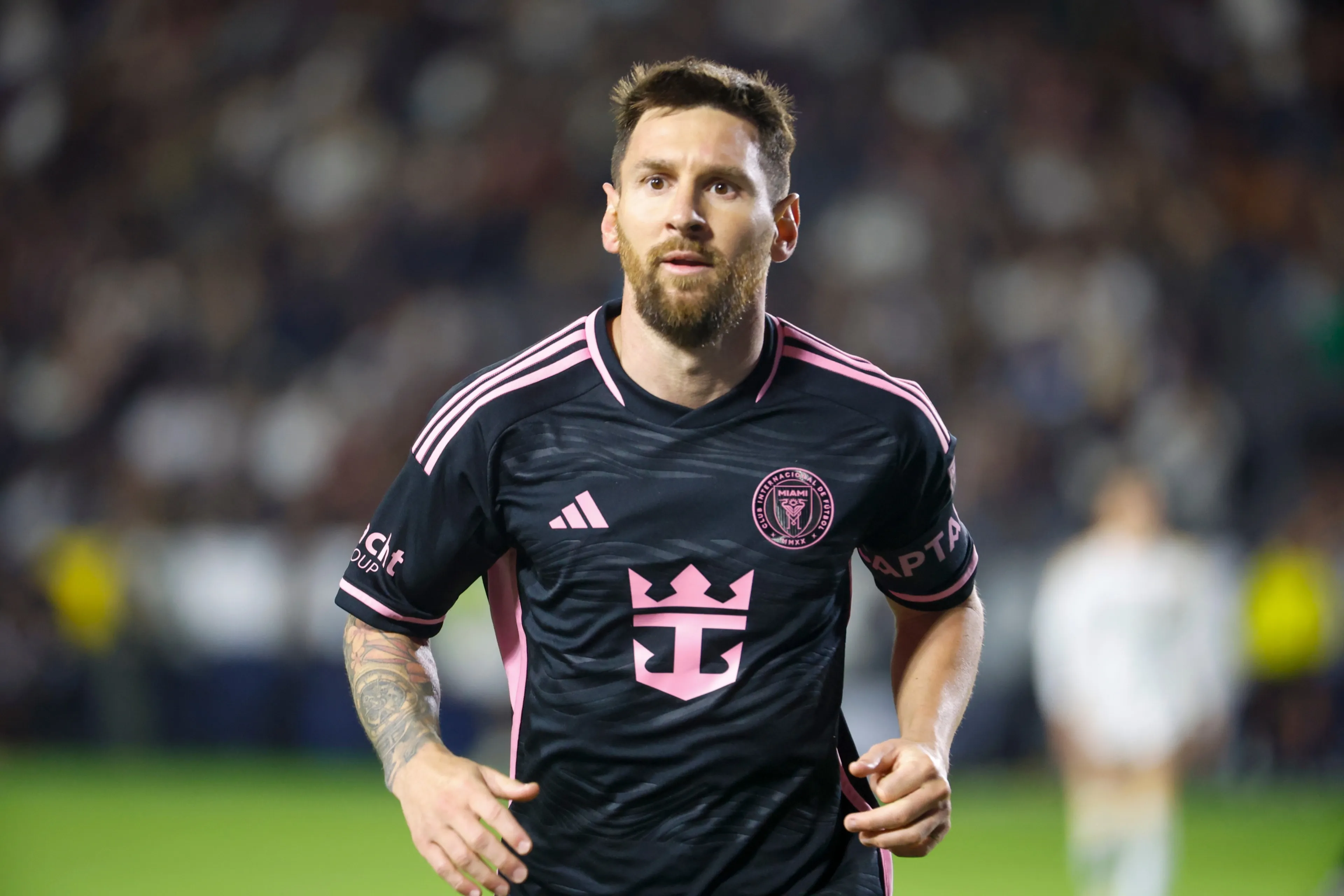 Veldbestormer neemt Lionel Messi te grazen tijdens oefenduel op Puerto Rico