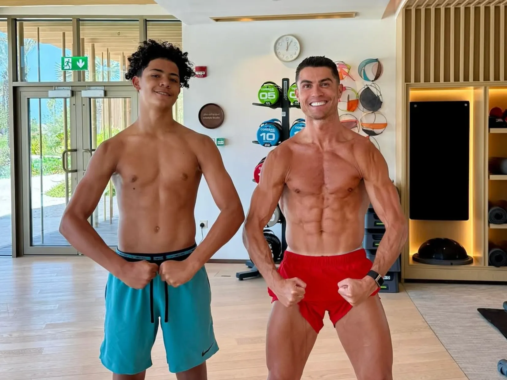 Zoon Cristiano Ronaldo Jr. scoort hattrick met vrije trap in kruising voor Al-Nassr onder 16