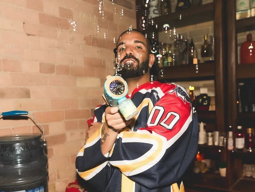 Drake onthult releasedatum ICEMAN nadat een fan zich diep genoeg in ijs kunstwerk wist te graven
