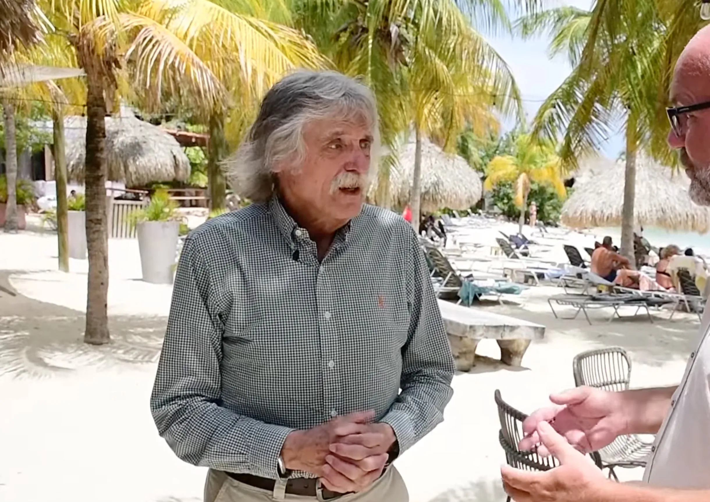 Johan Derksen op Curaçao opnieuw geconfronteerd om 'roversnest' opmerking: 'Zie je aan de gouden kettingen'
