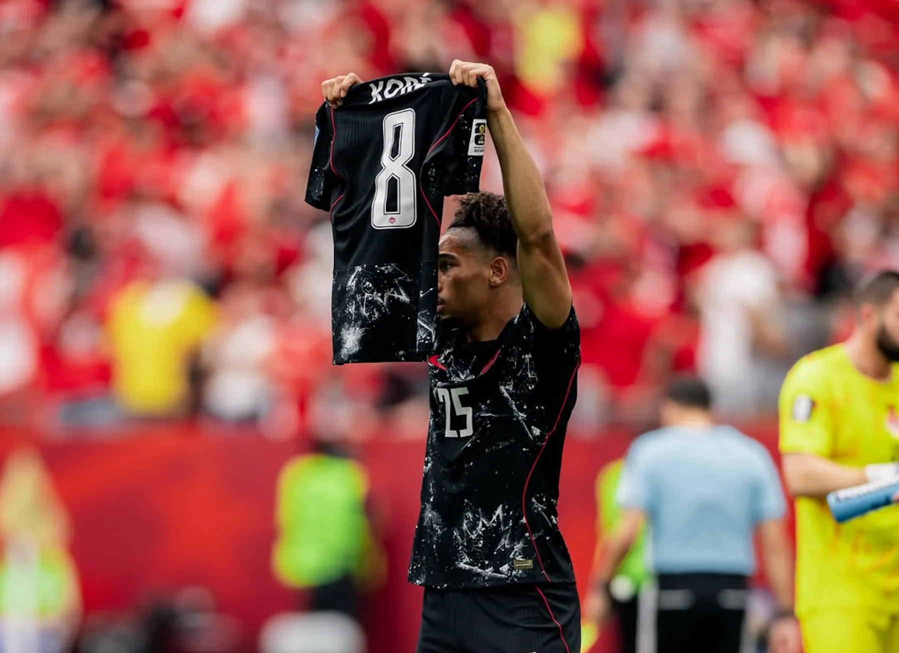 Canadees international Koné loopt horror blessure op bij WK-duel tegen Qatar, mede spelers reageren emotioneel