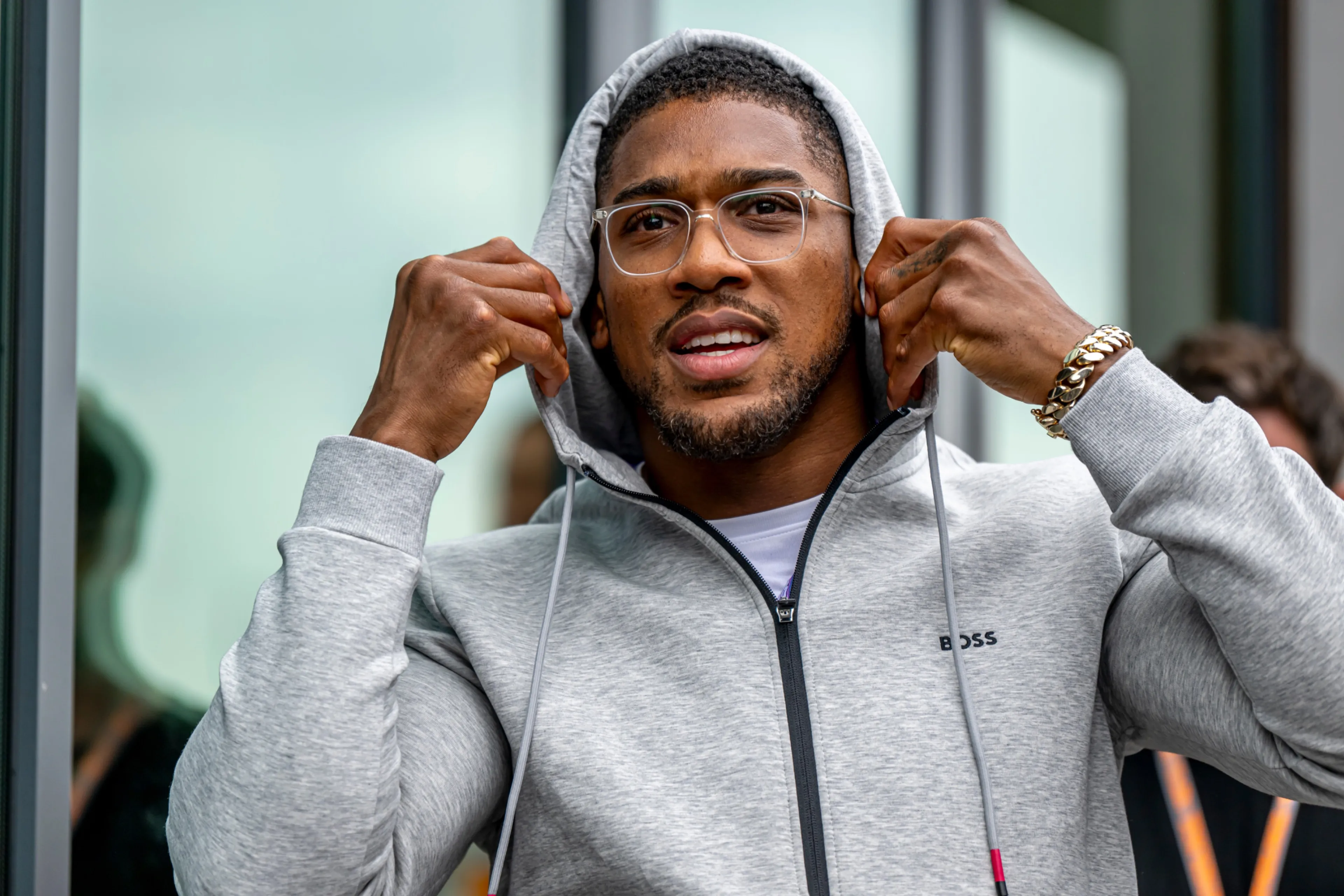 Anthony Joshua reageert ijskoud op vraag of hij Jake Paul's bokscarrière beëindigd heeft