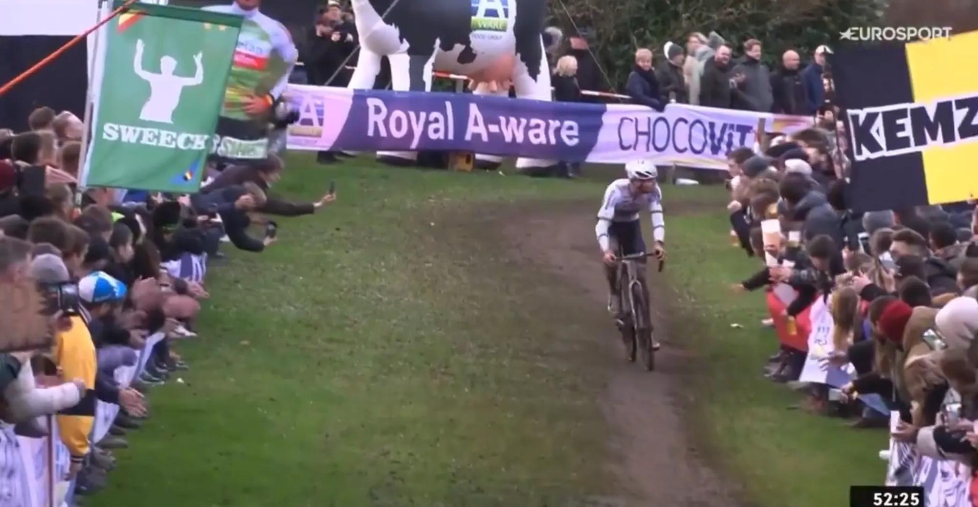 VIDEO: Mathieu van der Poel bespuckt Fan in der Menge - schockierende Szenen beim Hulst World Cup