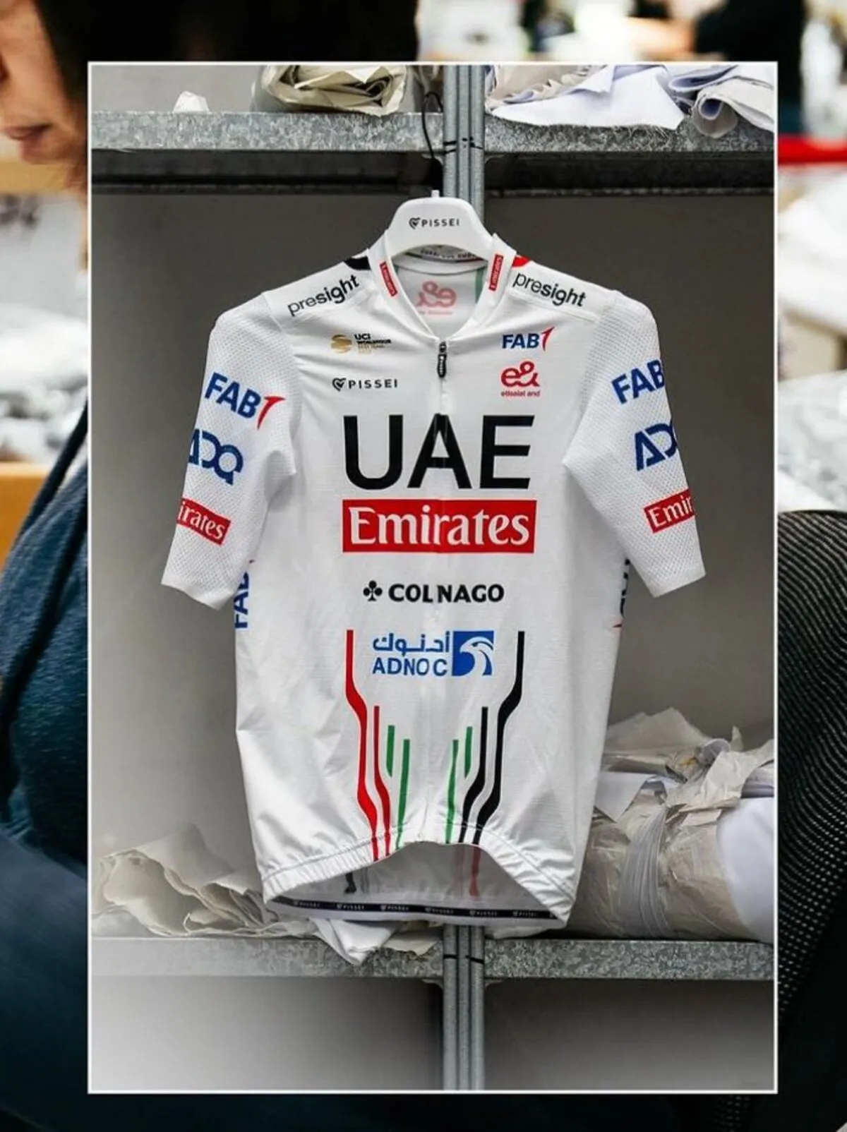 Tadej Pogacar führt das Trikot des UAE Team Emirates für 2024 an