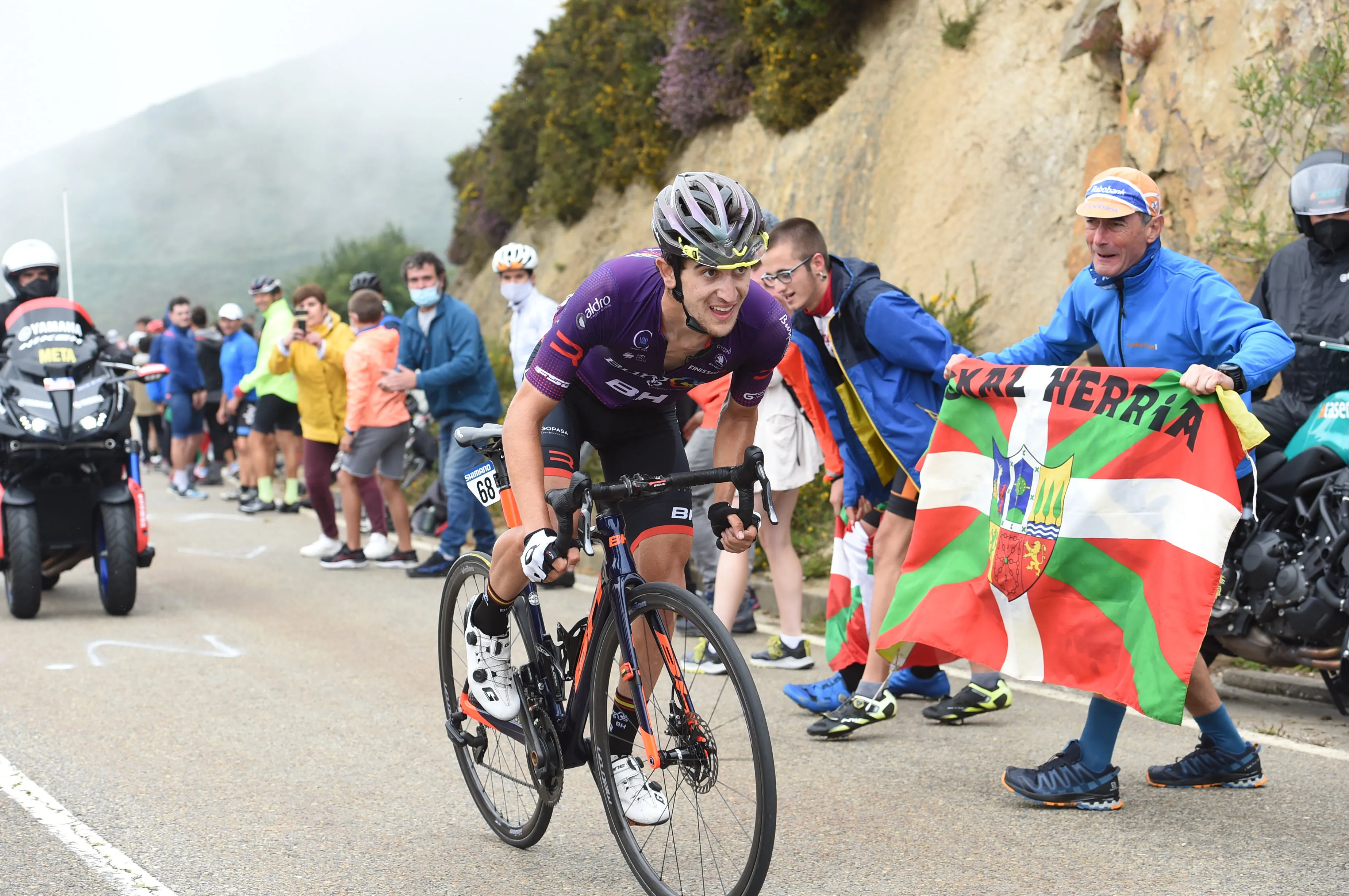 Marius Mayrhofer kurz nach Pelayo Sánchez im Ziel bei der Trofeo Pollença, Vlasov Dritter -  Der erste Sieg für das Movistar Team im Jahr 2024!