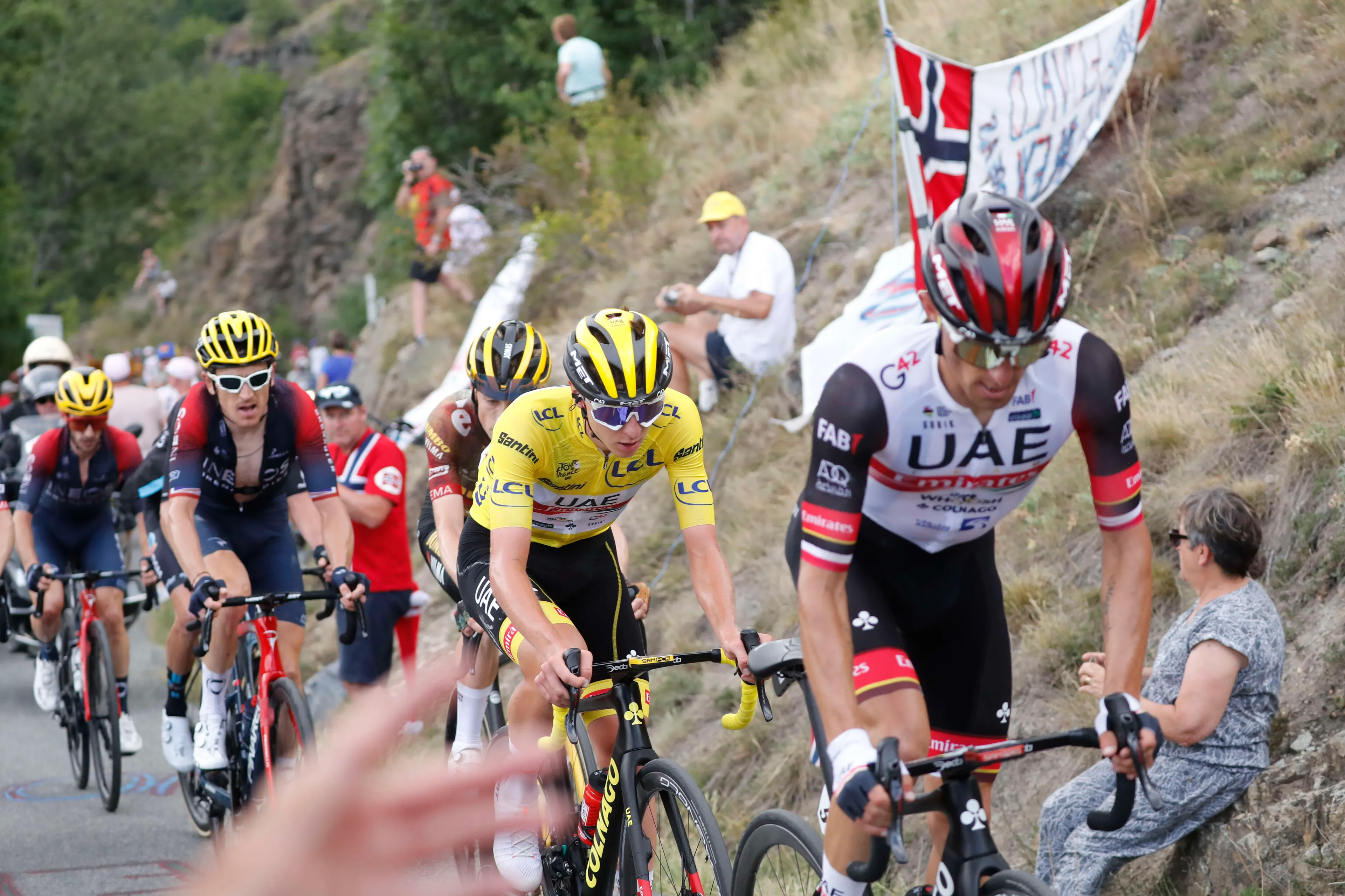 "Er ist Pogacar und ich würde es vorziehen, wenn er nicht mitfährt", scherzt Geraint Thomas als Antwort auf Tadej Pogacars 'Bis bald'-Nachricht vor dem Giro d'Italia