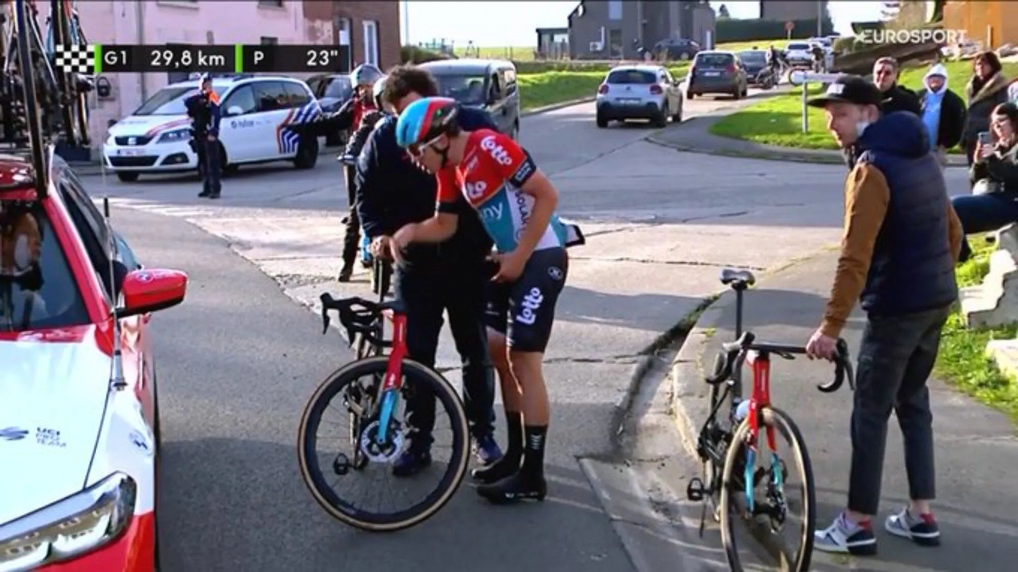 VIDEO: Ein zorniger Arnaud De Lie wütet nach dem Unfall in Le Samyn in Richtung Teamauto