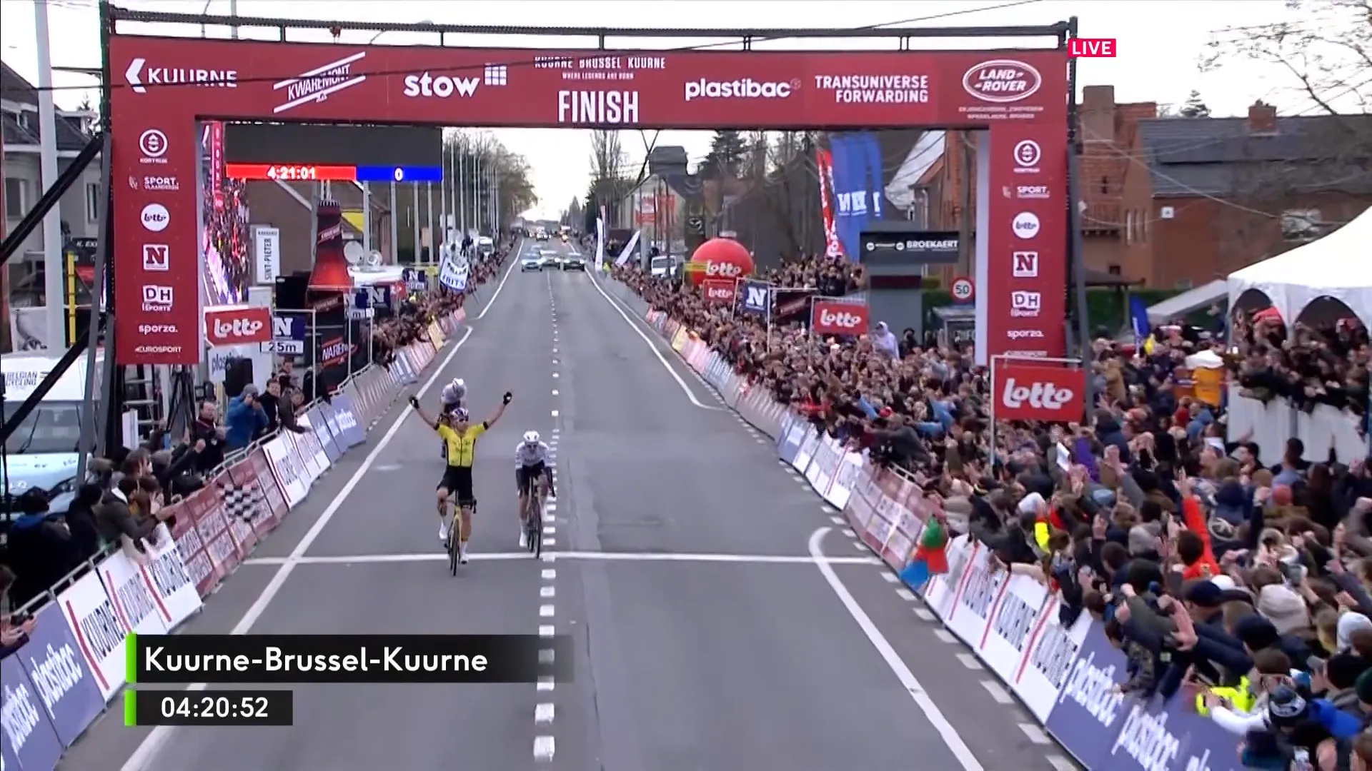 Wout van Aert gewinnt Kuurne - Bruxelles - Kuurne 2024 nach 90 Kilometer langer Attacke; Wellens und Lazkano komplettieren das Podium nach taktischem Finale; Mayerhofer auf Platz 9
