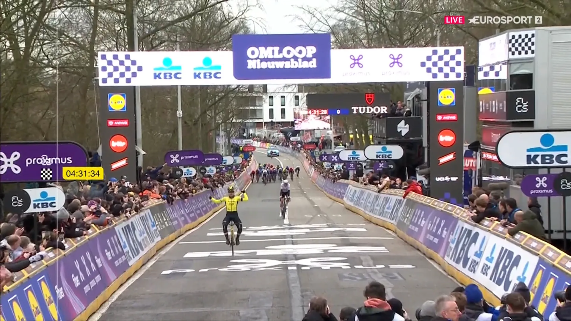 Jan Tratnik gewinnt den spannenden Omloop Het Nieuwsblad 2024 vor Nils Politt; mit Wout van Aert stehen zwei Visma-Fahrer auf dem Podium