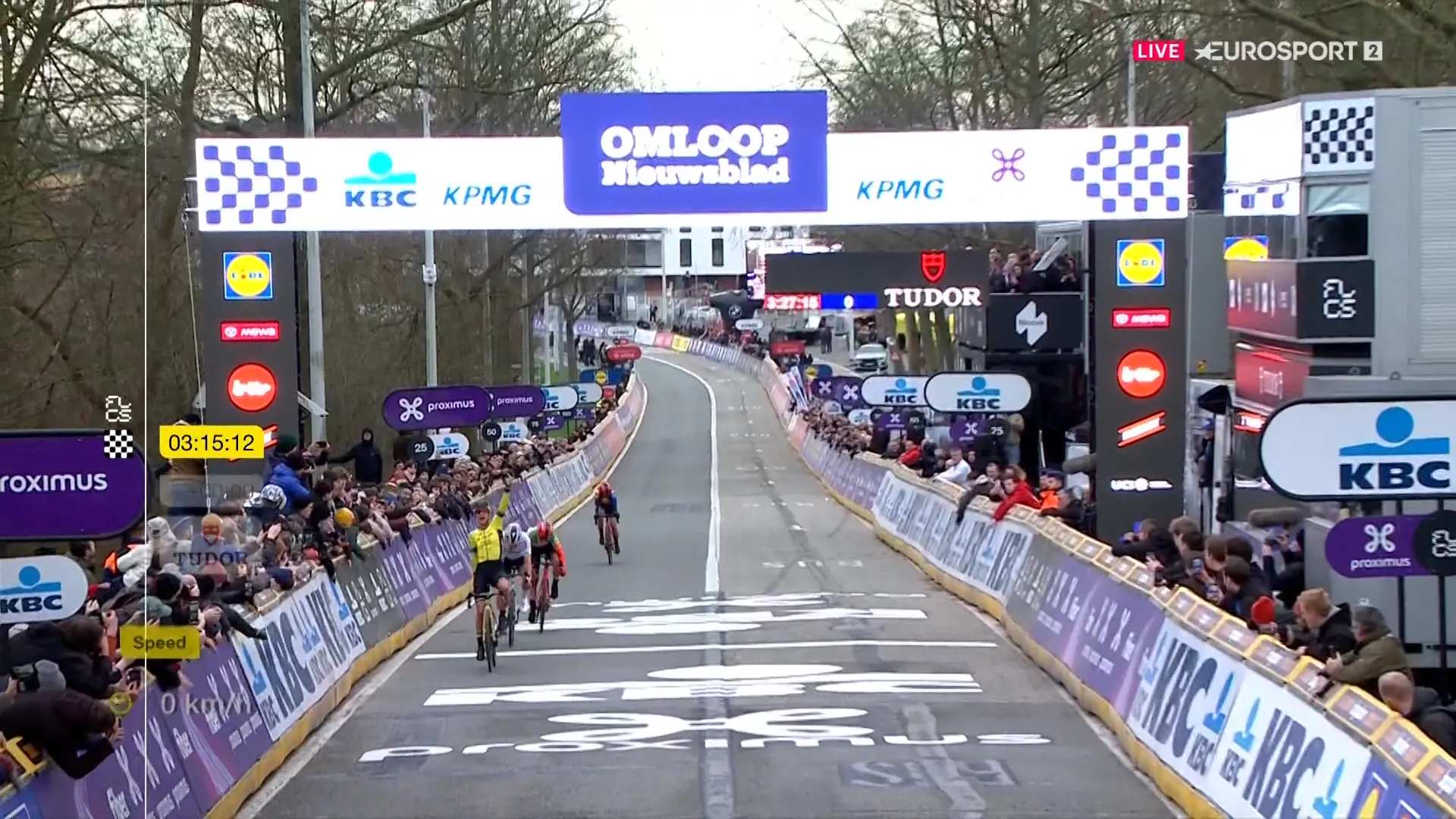 Marianne Vos siegt vor Lotte Kopecky beim Omloop Het Nieuwsblad WE 2024; Elisa Longo Borghini komplettiert das Podium; Niewiadoma auf dem siebten Platz