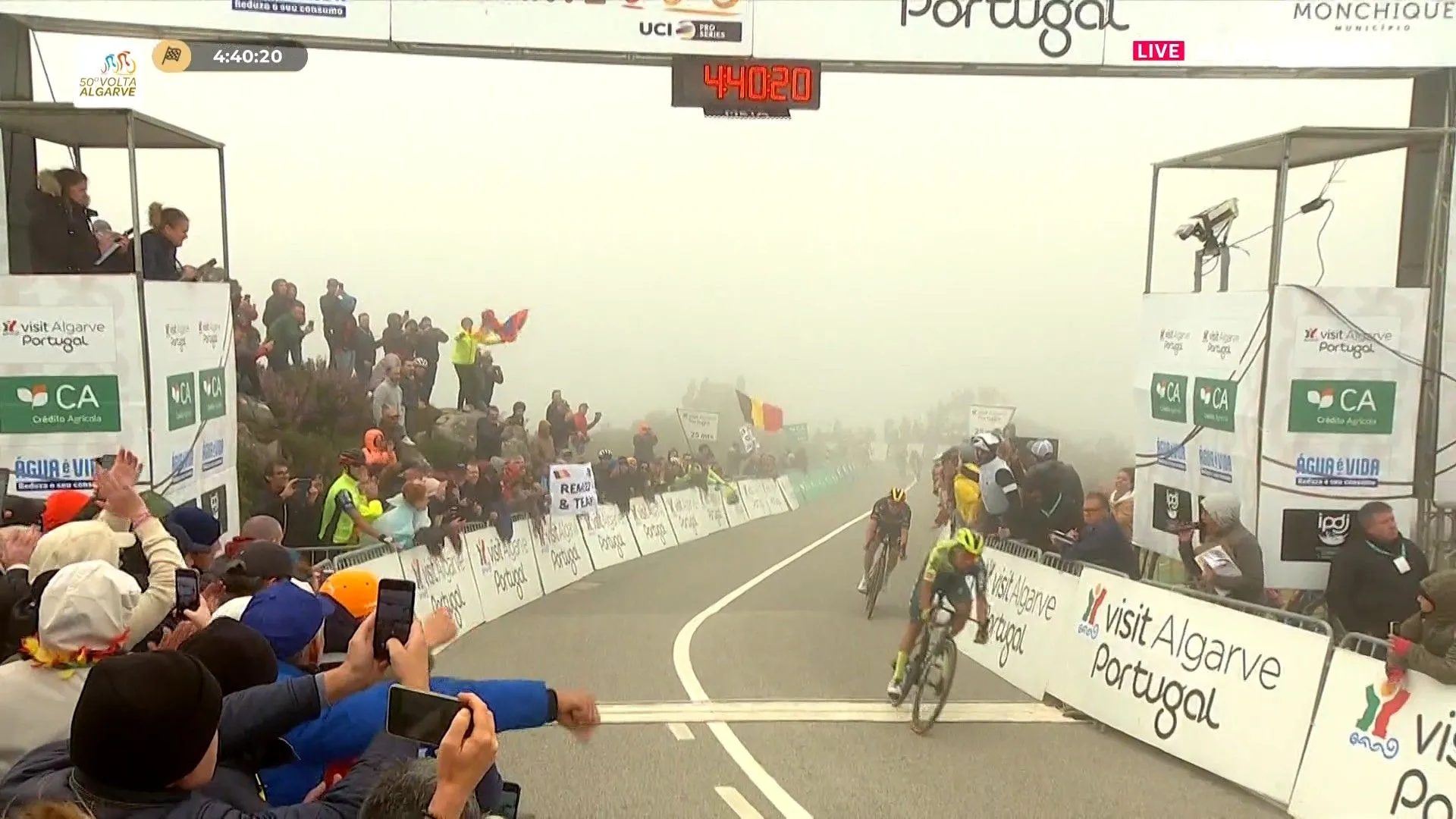 Daniel Martínez siegt für BORA - hansgrohe bei der Volta ao Algarve auf dem Alto da Fóia vor Remco Evenepoel