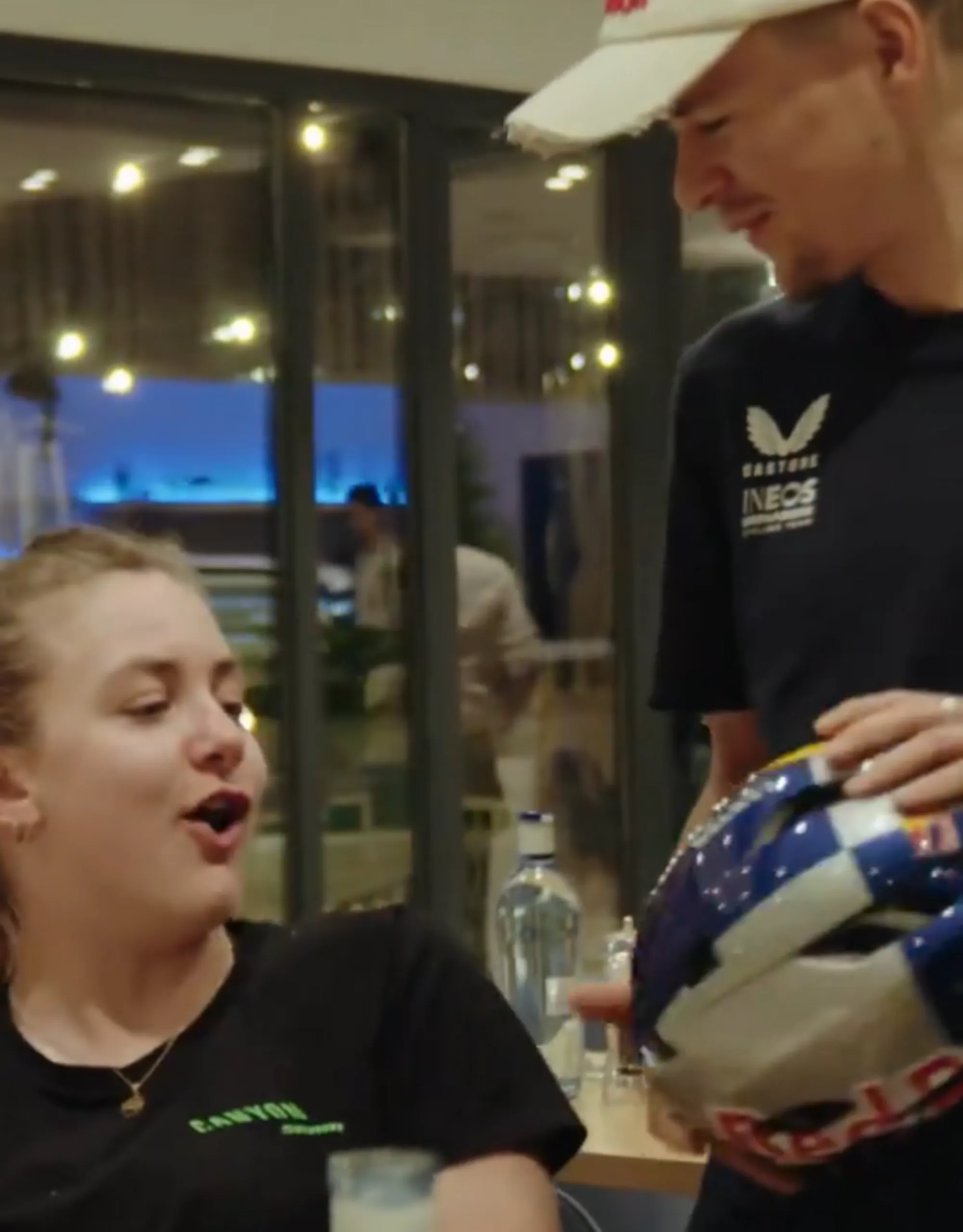 VIDEO: Zoe Bäckstedt von Tom Pidcock in einem herzlichen Moment zu Tränen gerührt