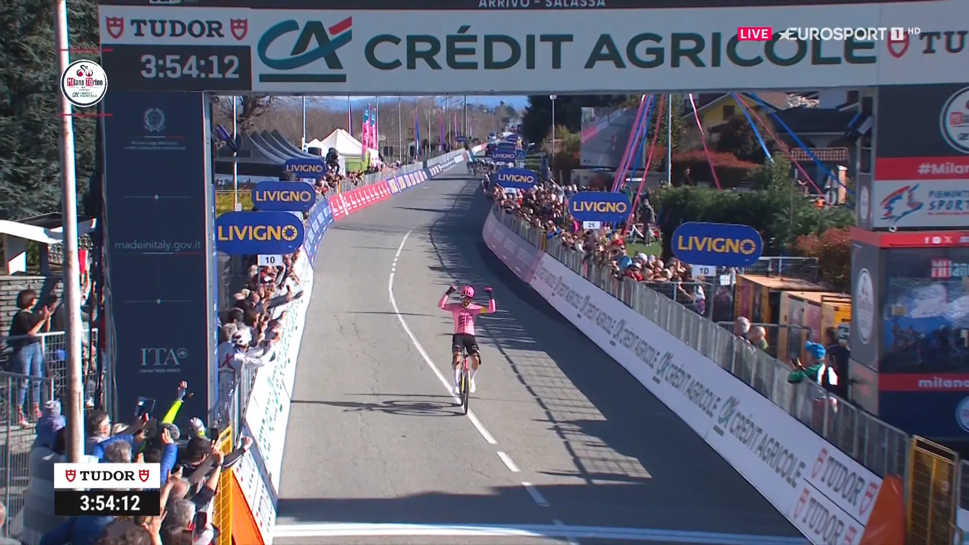 Brillanter Alberto Bettiol hält die Verfolger ab und gewinnt Milano-Torino 2024 mit einem atemberaubenden 30-km-Solo; Christen und Hirschi auf 2 und 3