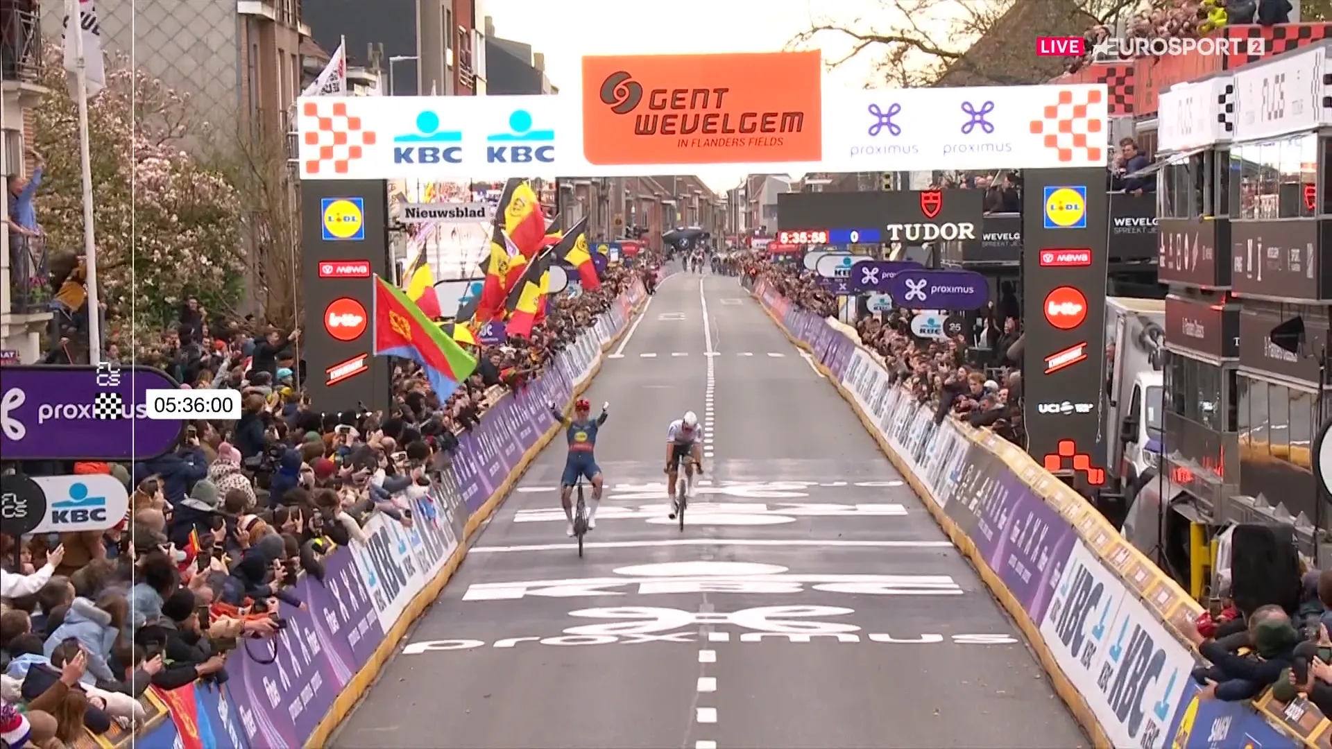 Mads Pedersen übertrumpft Mathieu van der Poel in einem spannenden Finale bei Gent-Wevelgem 2024; BORA - hansgrohe durch Jordi Meeus auf Platz drei