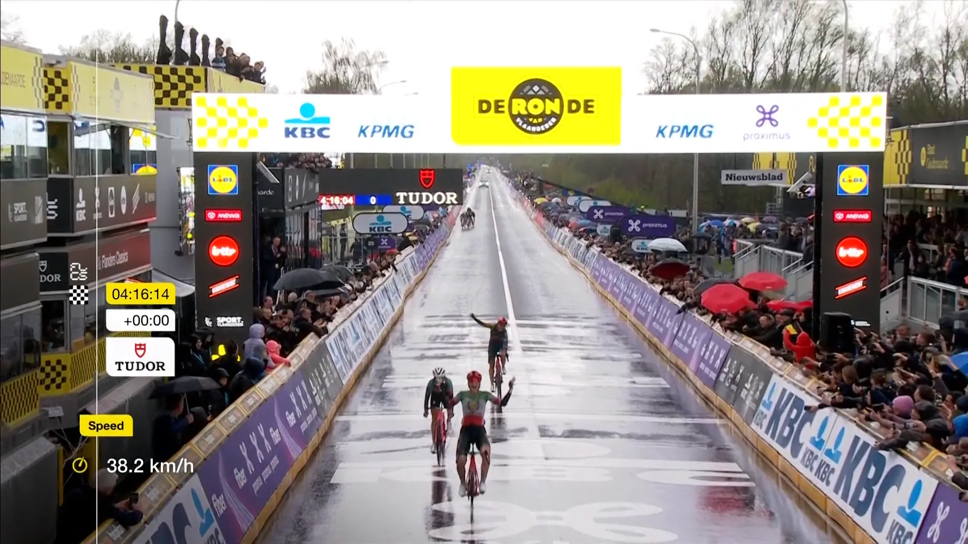 Elisa Longo Borghini siegt bei der Flandern-Rundfahrt der Frauen 2024, Katarzyna Niewiadoma für CANYON//SRAM Racing Zweite; LIDL-Trek belegt eindrucksvoll Platz 1 und3