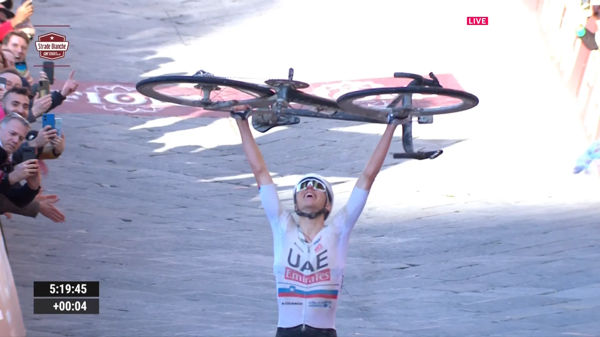 Tadej Pogacar beginnt die Saison 2024 mit einer Fahrt für die Ewigkeit bei der Strade Bianche 2024 und gewinnt nach 81 km solo mit drei Minuten Vorsprung