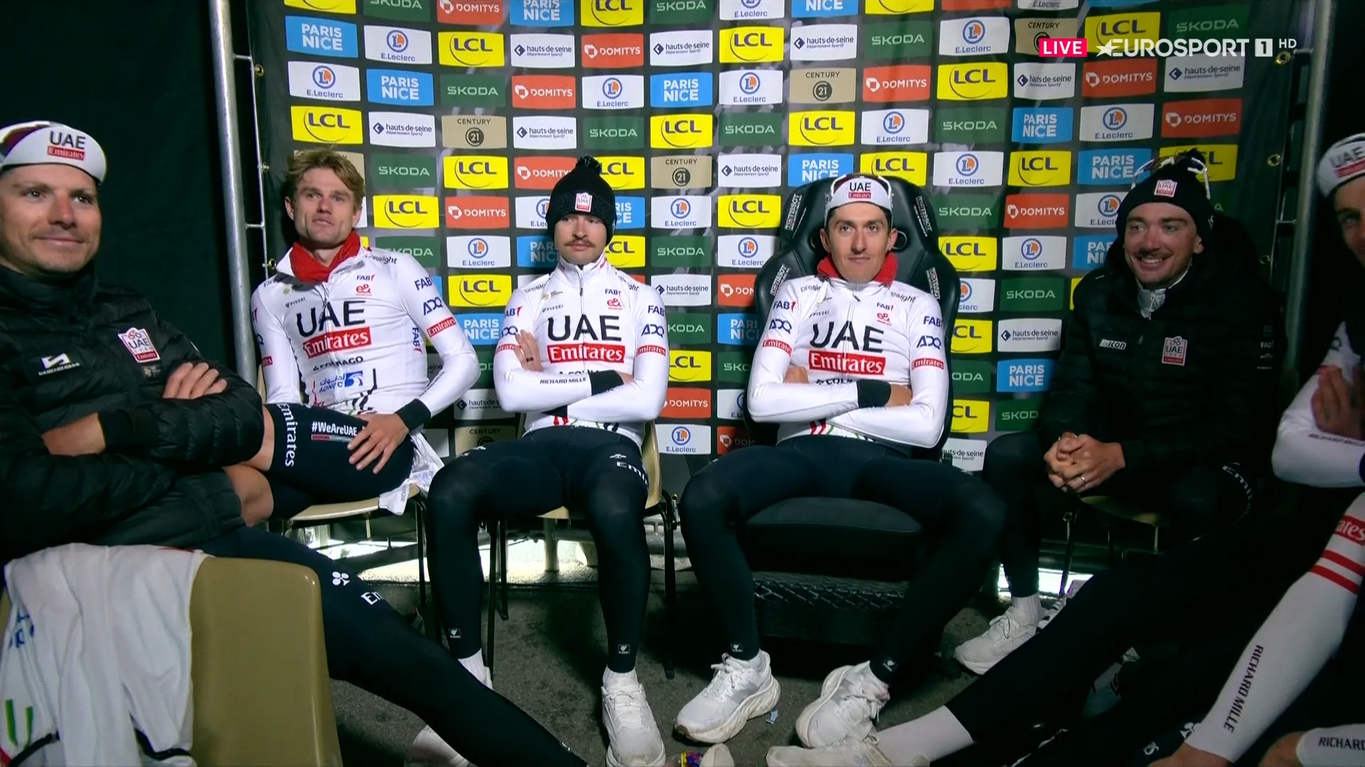 UAE Team Emirates siegen im regenbedingten Mannschafts-Zeitfahren bei Paris-Nice 2024, Finn Fisher-Black im Maillot Jaune; BORA - hansgrohe auf Rang 11