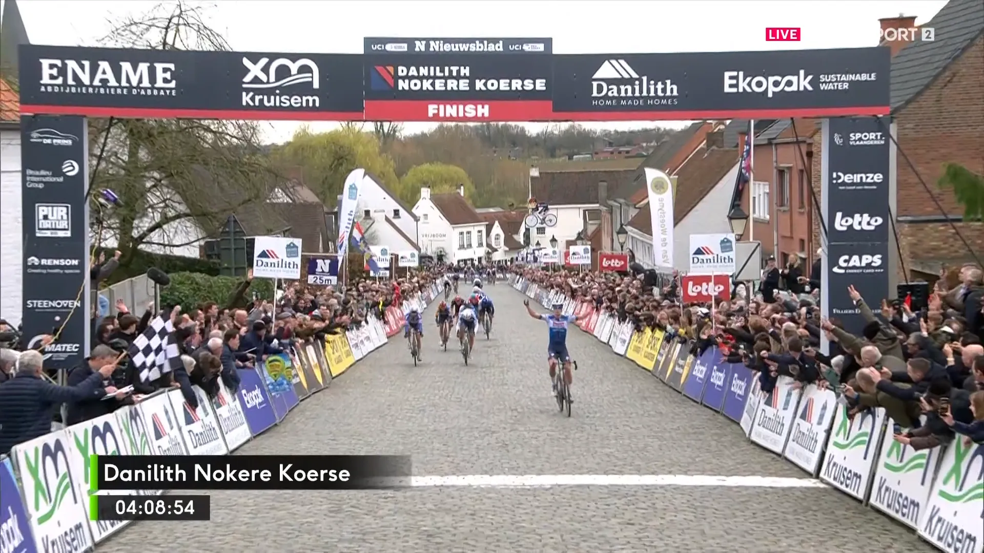 Tim Merlier siegt im verrückten Finale der Nokere Koerse 2024; Jakobsen und Philipsen komplettieren das Podium, Ackermann auf der Vier