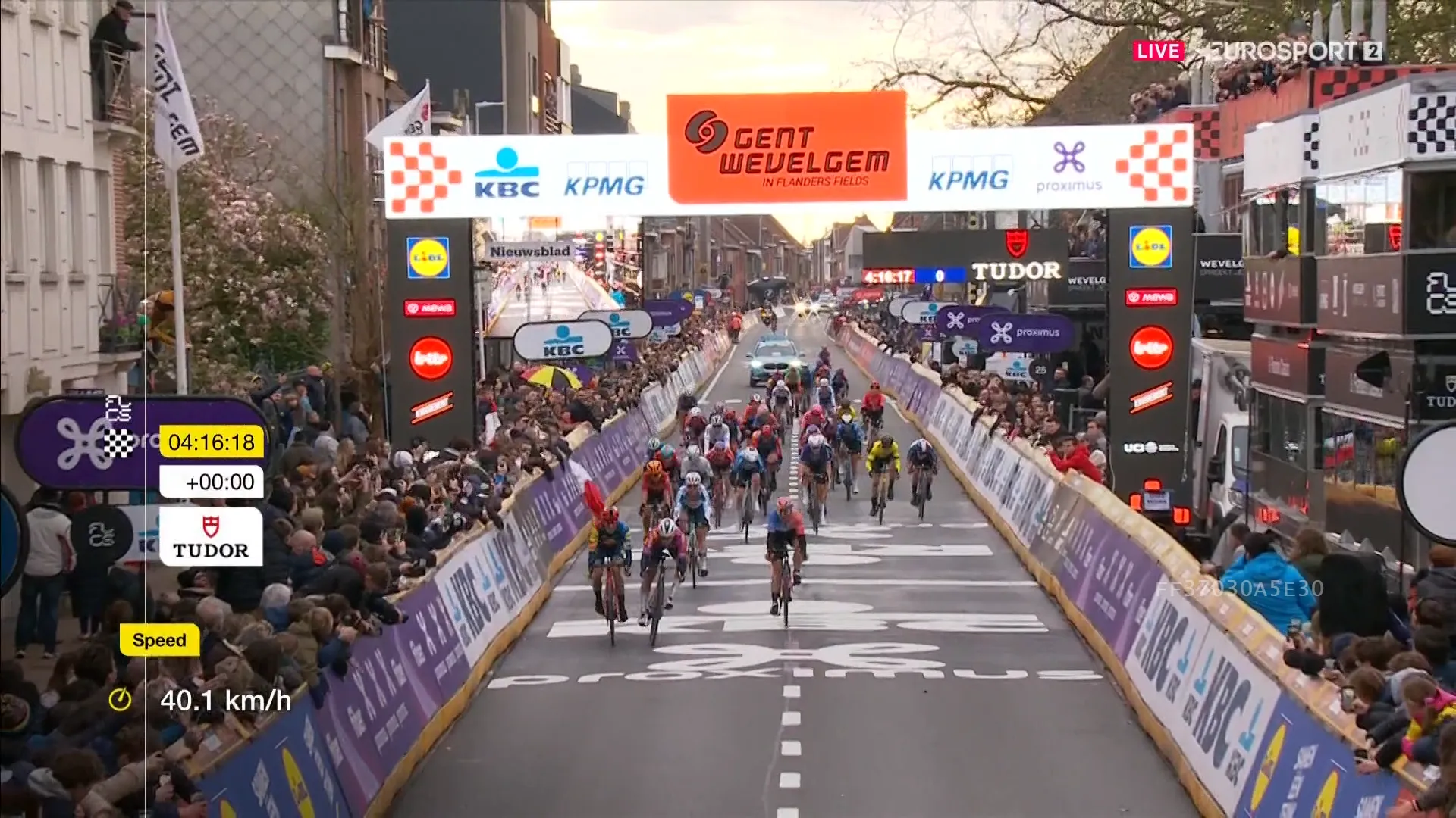 Lorena Wiebes siegt im Fotofinish bei Gent-Wevelgem W 2024 nach einem unglaublich engen Massensprint; Christina Schweinberger auf Rang 9