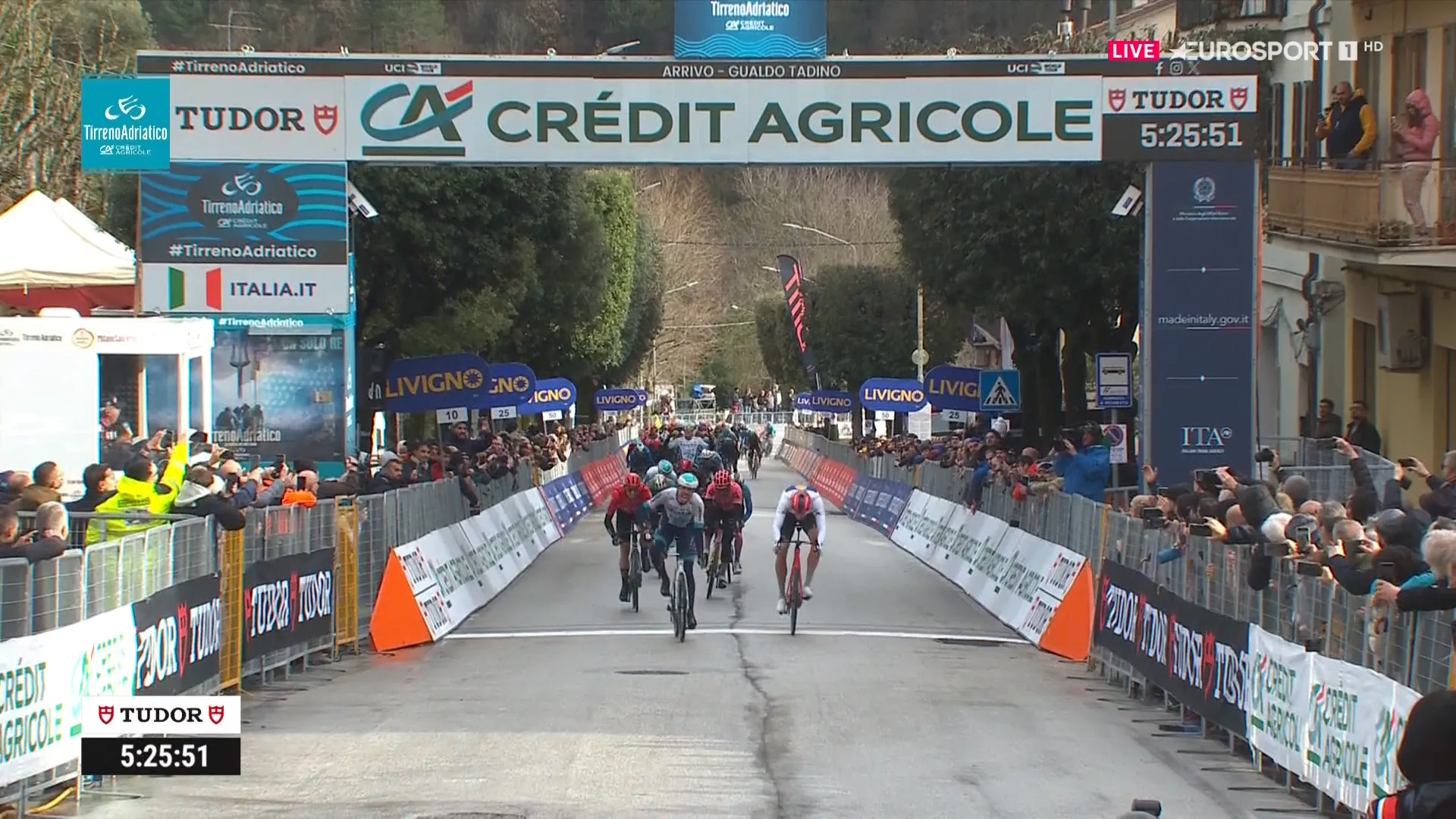 Phil Bauhaus siegt im sturzreichen Finale der 3. Etappe bei Tirreno-Adriatico 2024