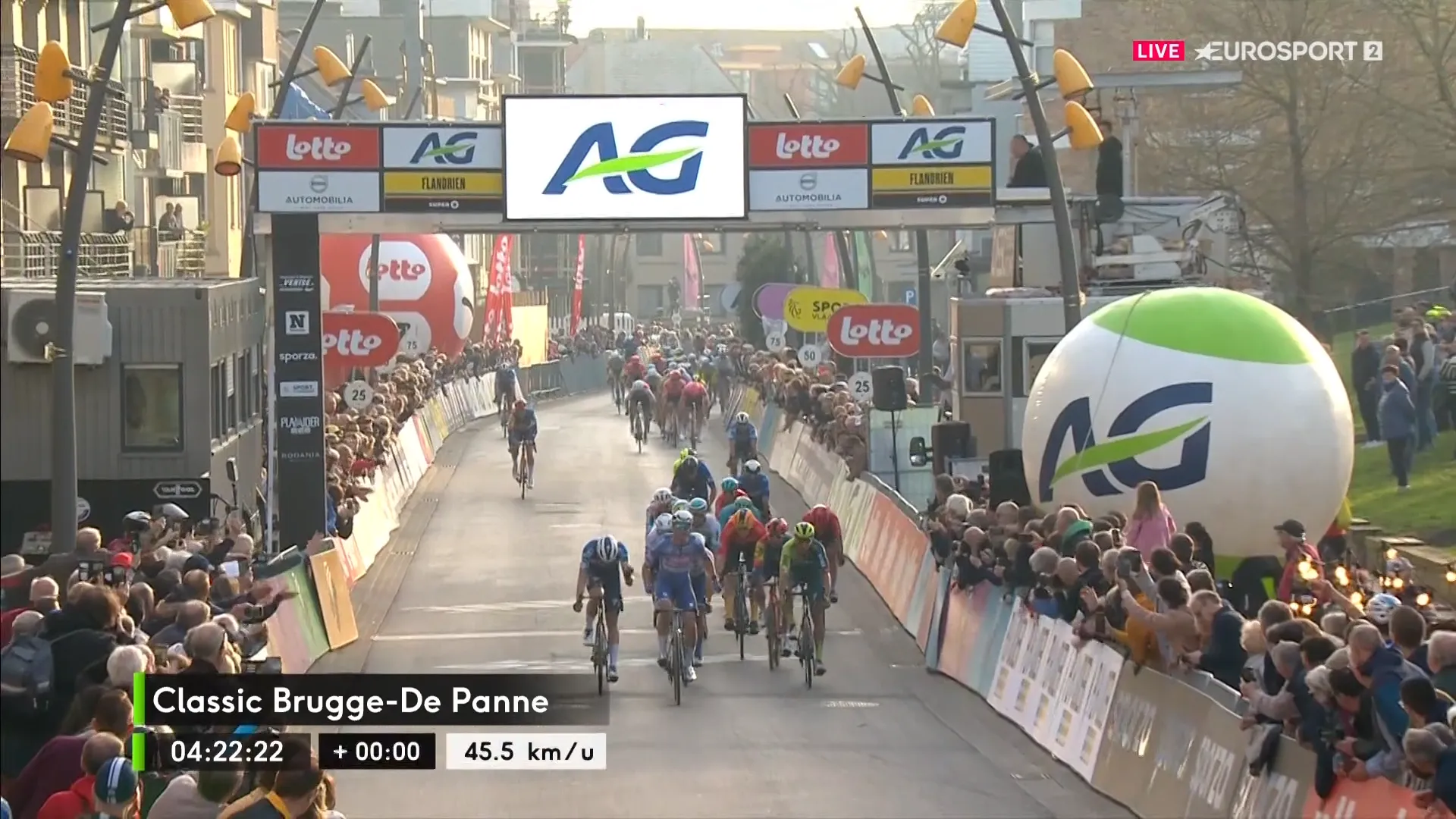 Jasper Philipsen beweist sich als schnellster Sprinter der Welt mit einem chaotischen Sieg beim Classic Brügge-De Panne 2024; Danny van Poppel holt für BORA - hansgrohe dritten Platz