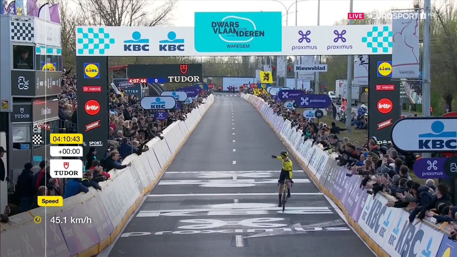 Matteo Jorgenson gewinnt die Dwars door Vlaanderen 2024 nach einem späten Angriff, während die Favoriten des Rennens durch Sturz ausfallen; Stefan Küng Dritter