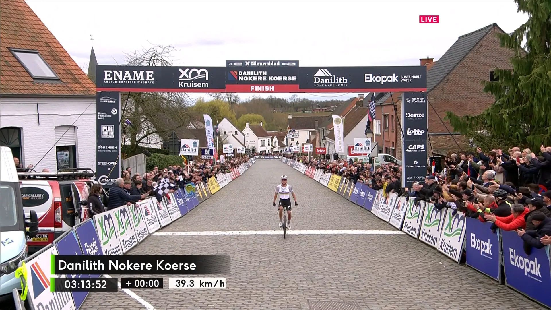 Lotte Kopecky erholt sich von frühem Sturz und holt Solosieg bei Danilith Nokere Koerse WE 2024; Kathrin Schweinberger auf Platz 10