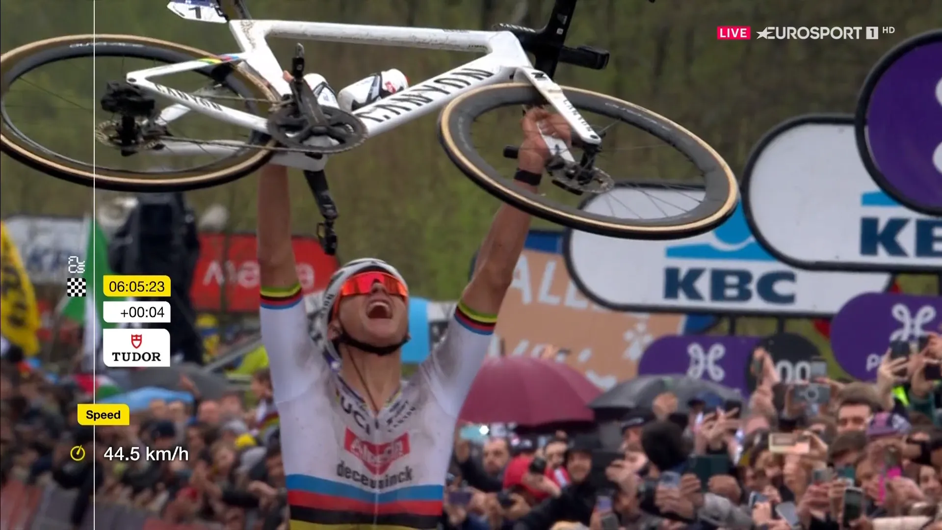 Mathieu van der Poel wird den Erwartungen gerecht und gewinnt mit einem grandiosen Sieg bei der Flandern-Rundfahrt 2024 das fünfte Monument seiner Karriere; Nils Politt Vierter