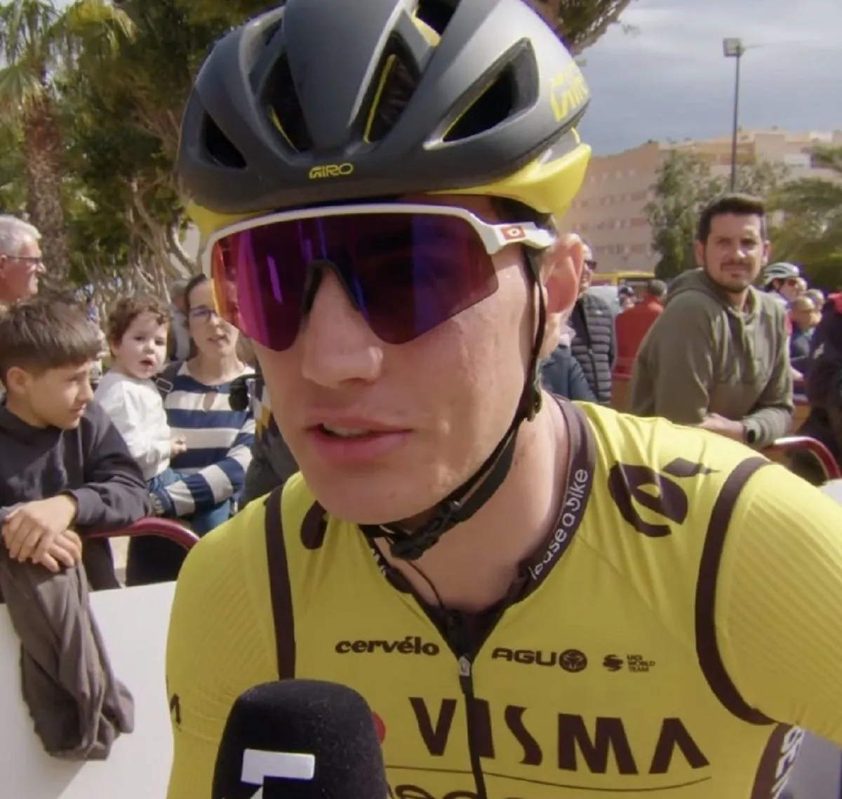 "Da war etwas Kies. Das habe ich nicht gesehen. Dann bin ich gestürzt" - Olav Kooij muss sich nach Sturz auf der 2. Etappe des Giro d'Italia 2024 Untersuchungen unterziehen