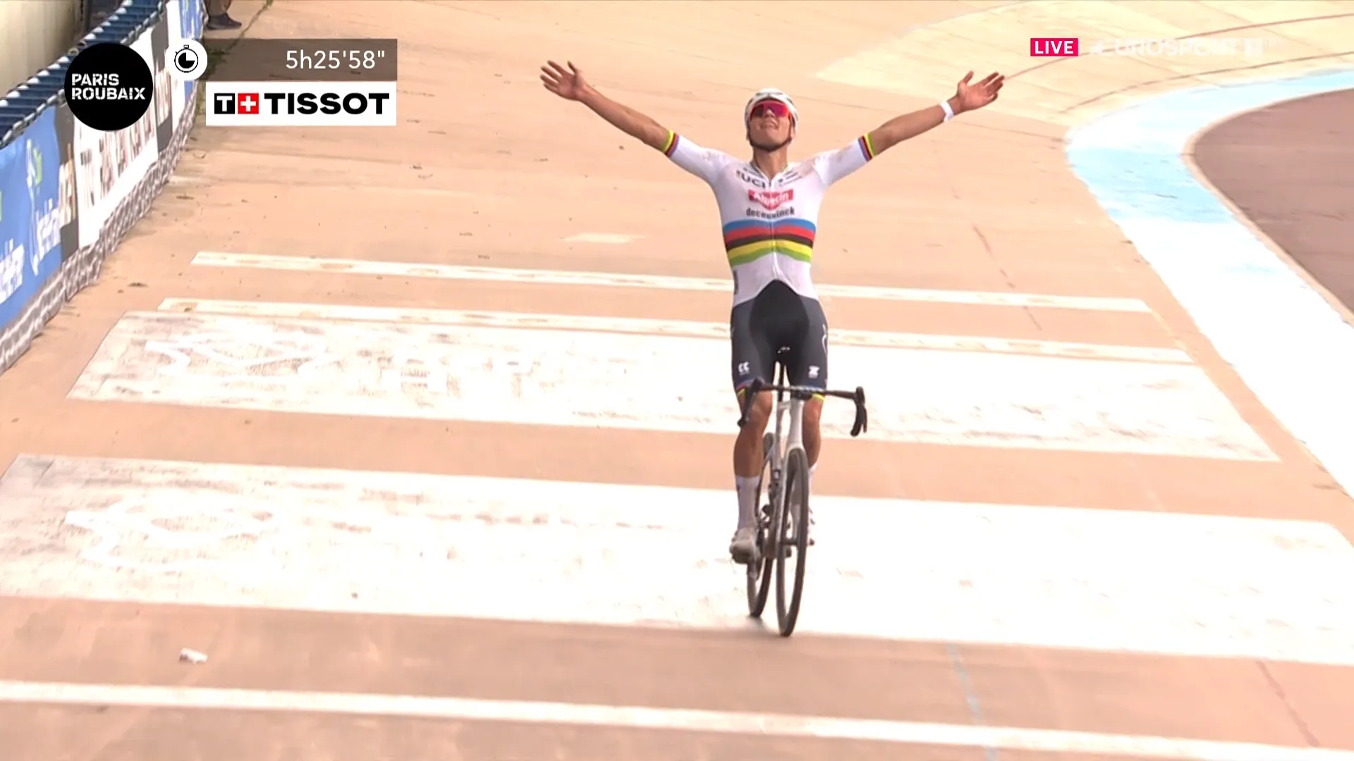 Mathieu van der Poel gewinnt Paris-Roubaix 2024 nach dominantem 60-km-Solo zum zweiten Mal; Nils Politt Vierter