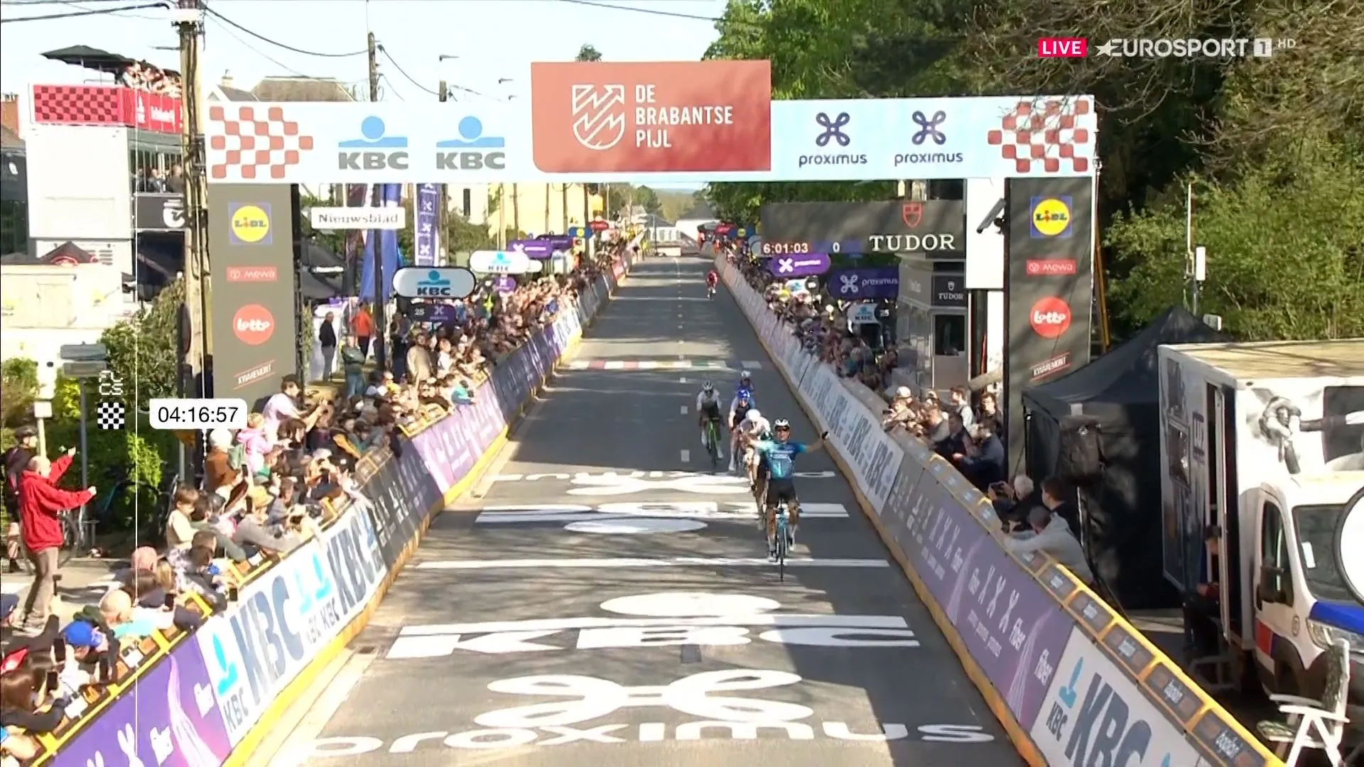 Benoît Cosnefroy besiegt Dylan Teuns und Tim Wellens am Ende eines spannenden Brabantse Pijl 2024