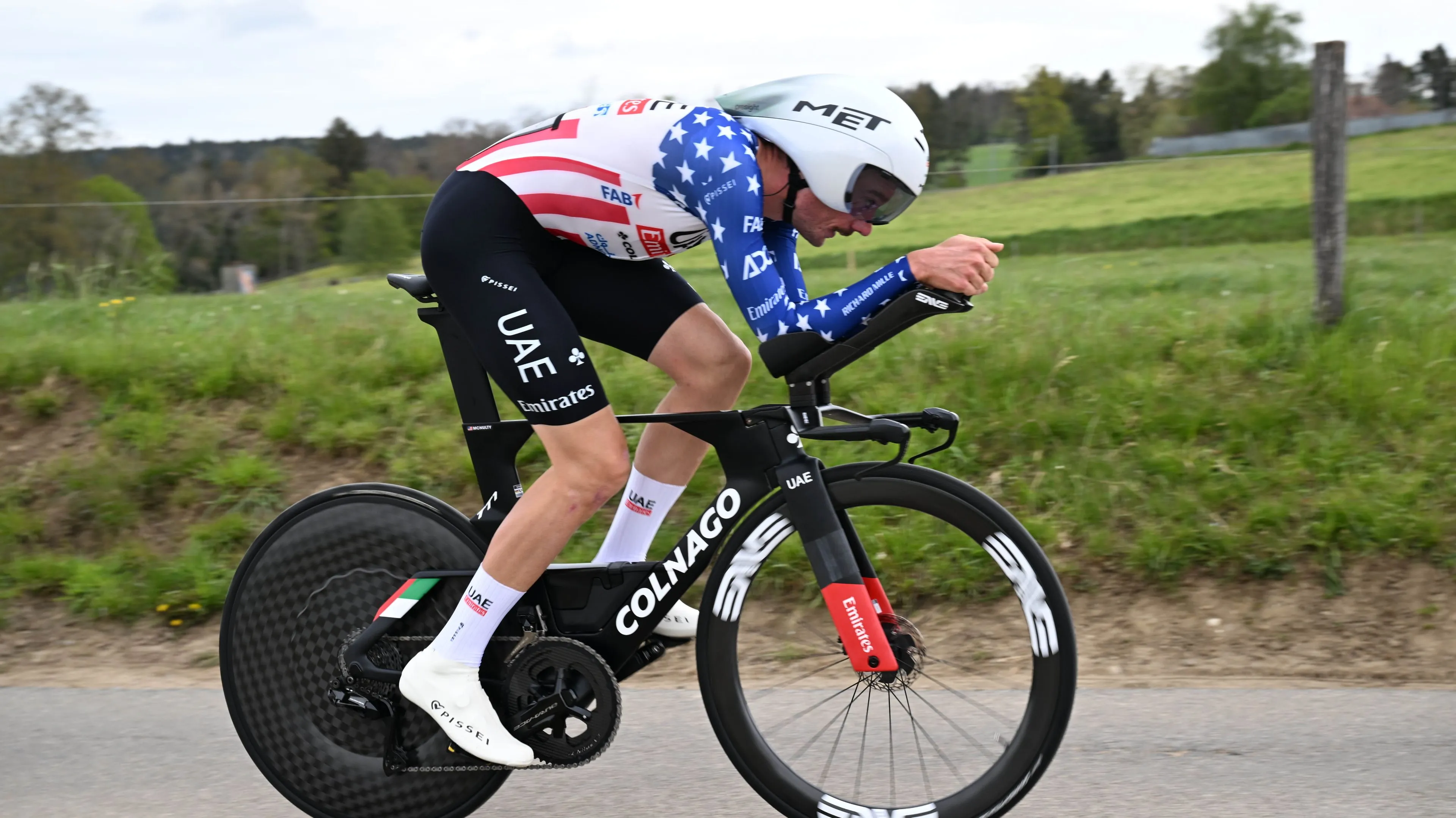 Die Vuelta a Espana 2024 beginnt, wie sie 2023 endete - mit einem Amerikaner im Roten Trikot! Brandon McNulty verblüfft mit Zeitfahrsieg auf Etappe 1 - Roglic wird Achter; Lipowitz auf 12