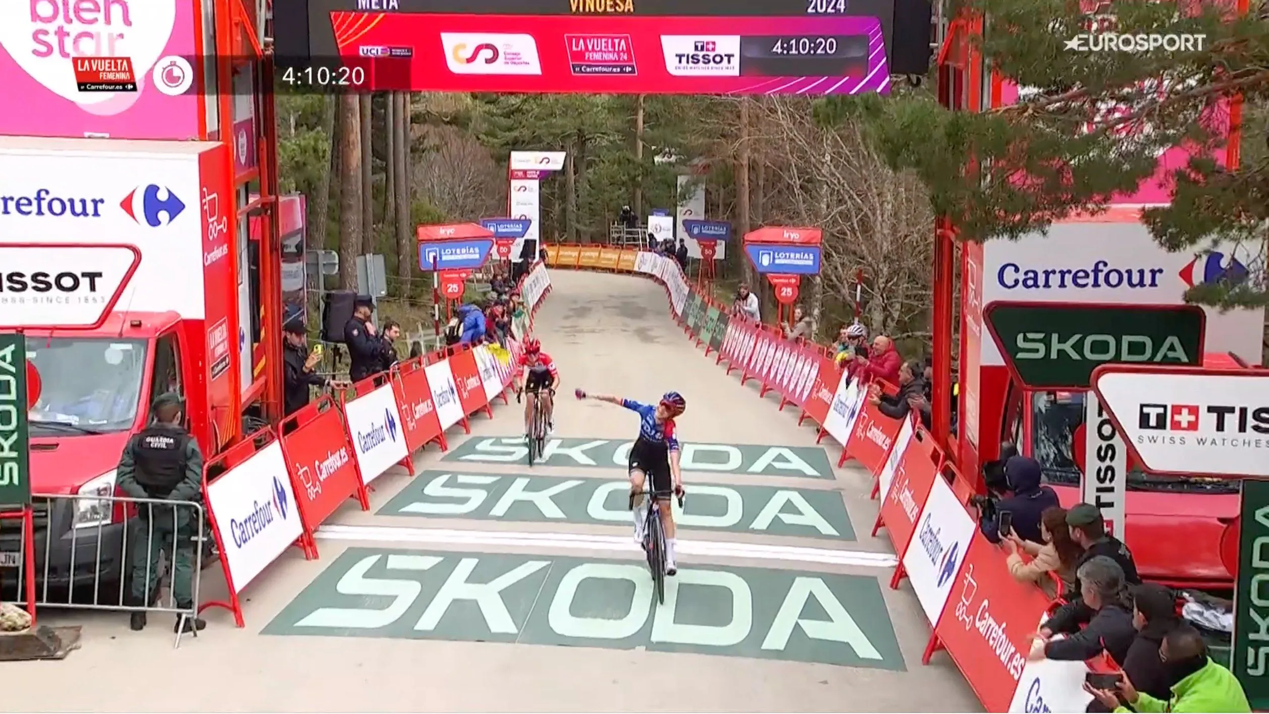 Évita Muzic ringt Demi Vollering im Sprint nieder und gewinnt die 6. Etappe der La Vuelta Femenina 2024 - Ricarda Bauernfeind wird Sechste