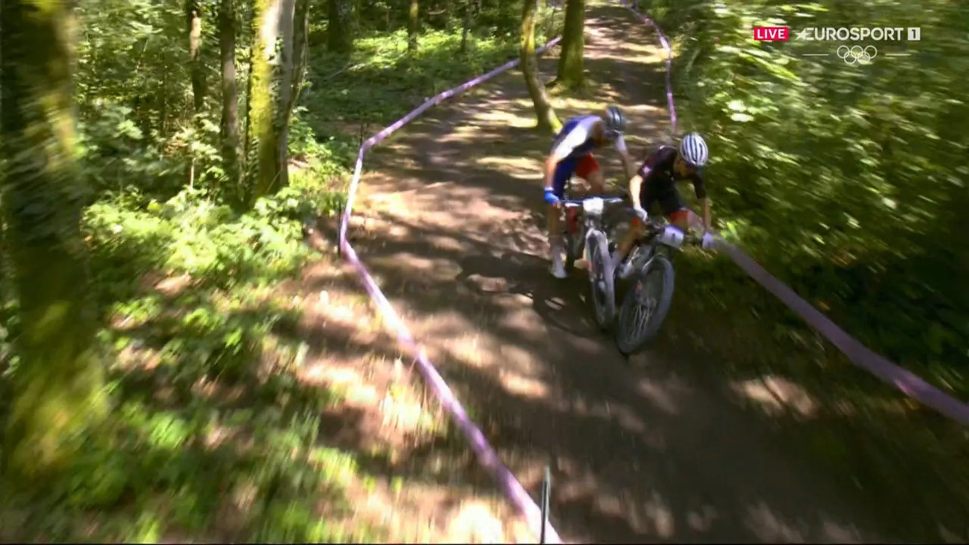 VIDEO: Nach einer umstrittenen Attacke auf der Innenbahn holt Tom Pidcock sein zweites olympisches Mountain Bike-Gold unter den Buhrufen der französischen Zuschauer