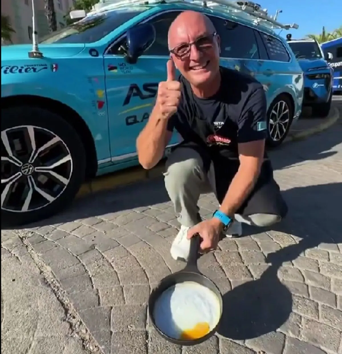 VIDEO: Bei der Vuelta a Espana ist die Hitze so groß, dass Astana ein Ei am Straßenrand kocht