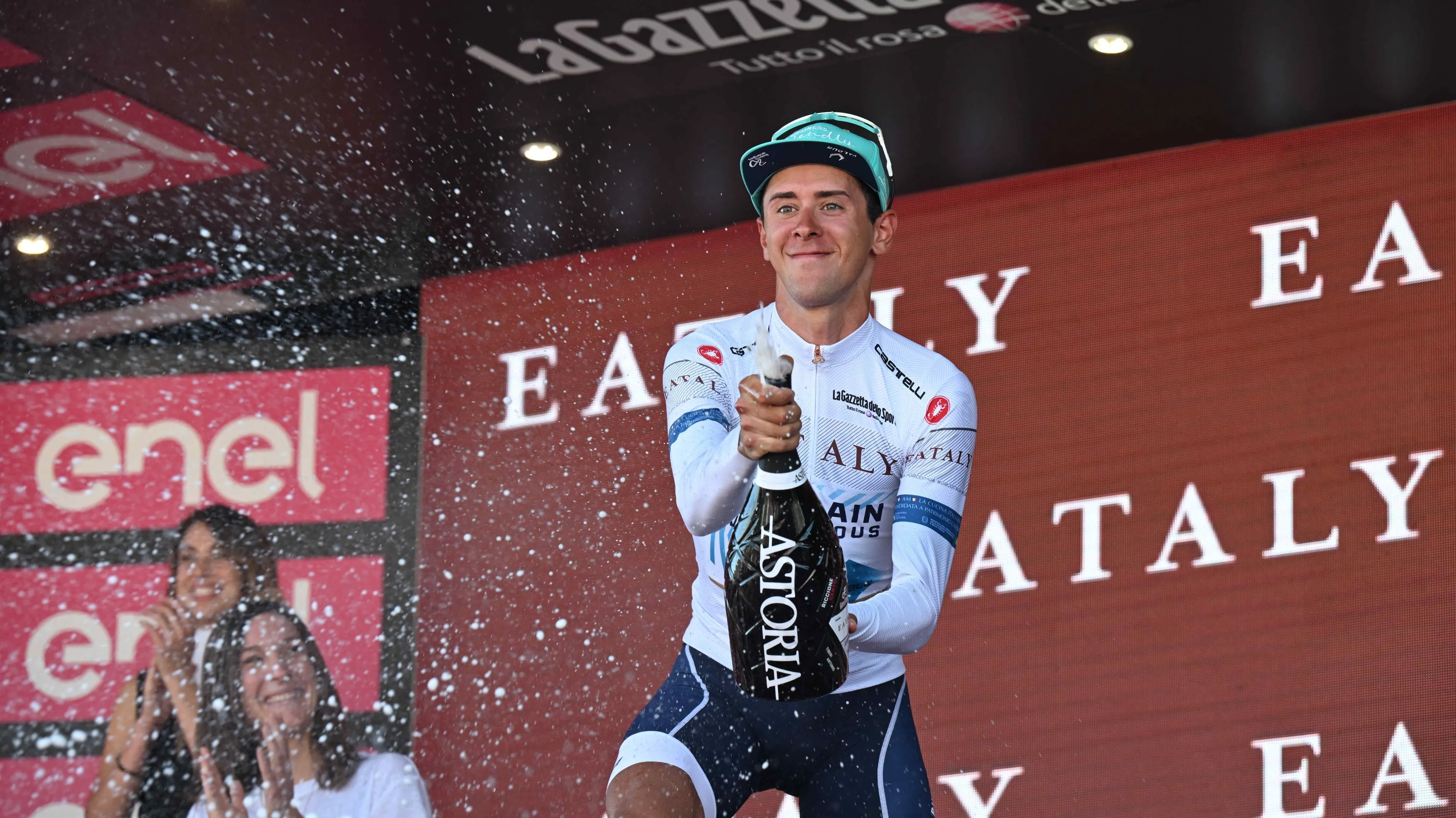 Antonio Tiberi holt sich überraschend die Gesamtwertung der Tour de Luxembourg 2024. Van der Poel am Ende Zweiter