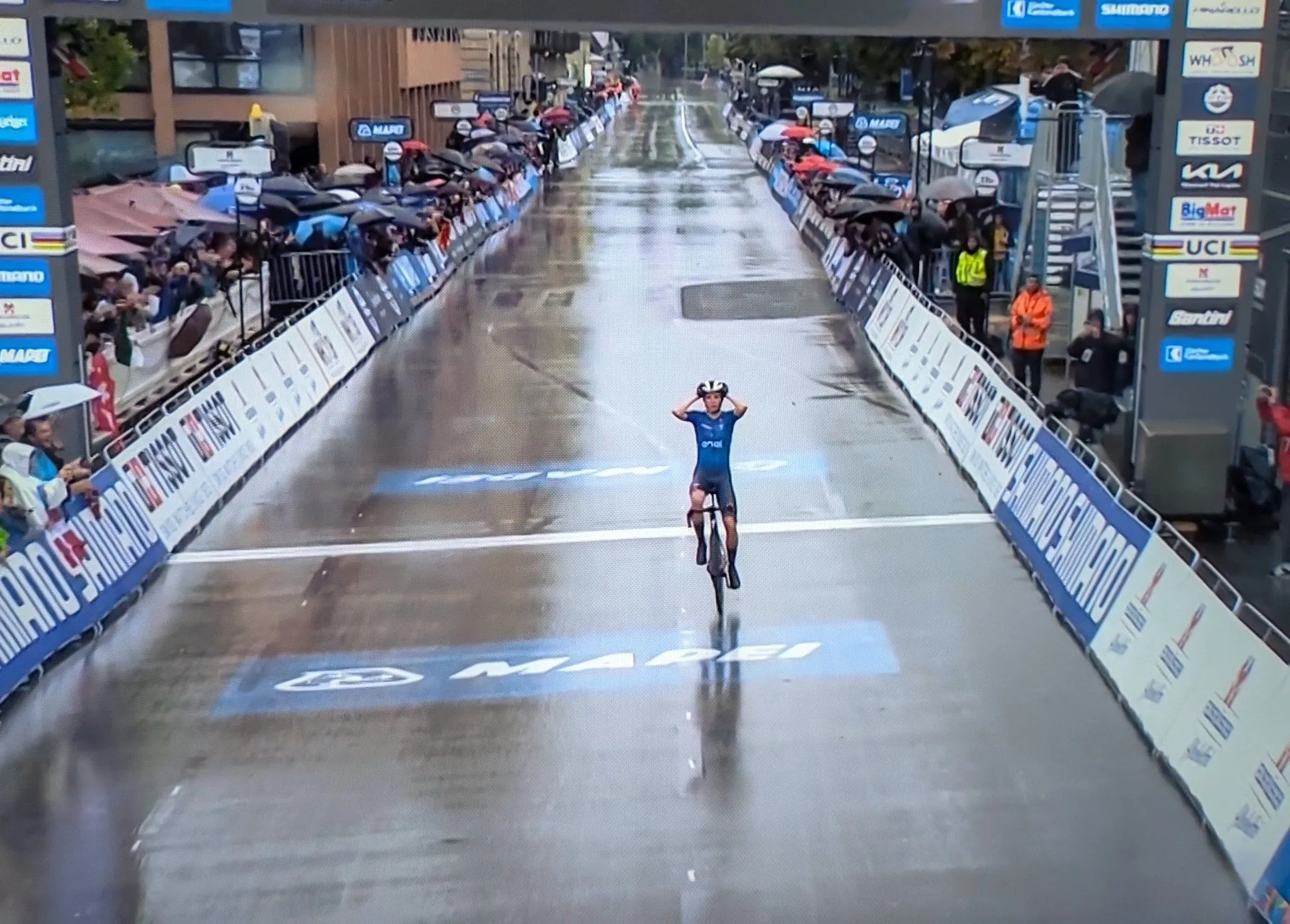 Der Italiener Lorenzo Finn gewinnt die Straßenrad-Weltmeisterschaft der Junioren - Paul Fietzke wird Vierter